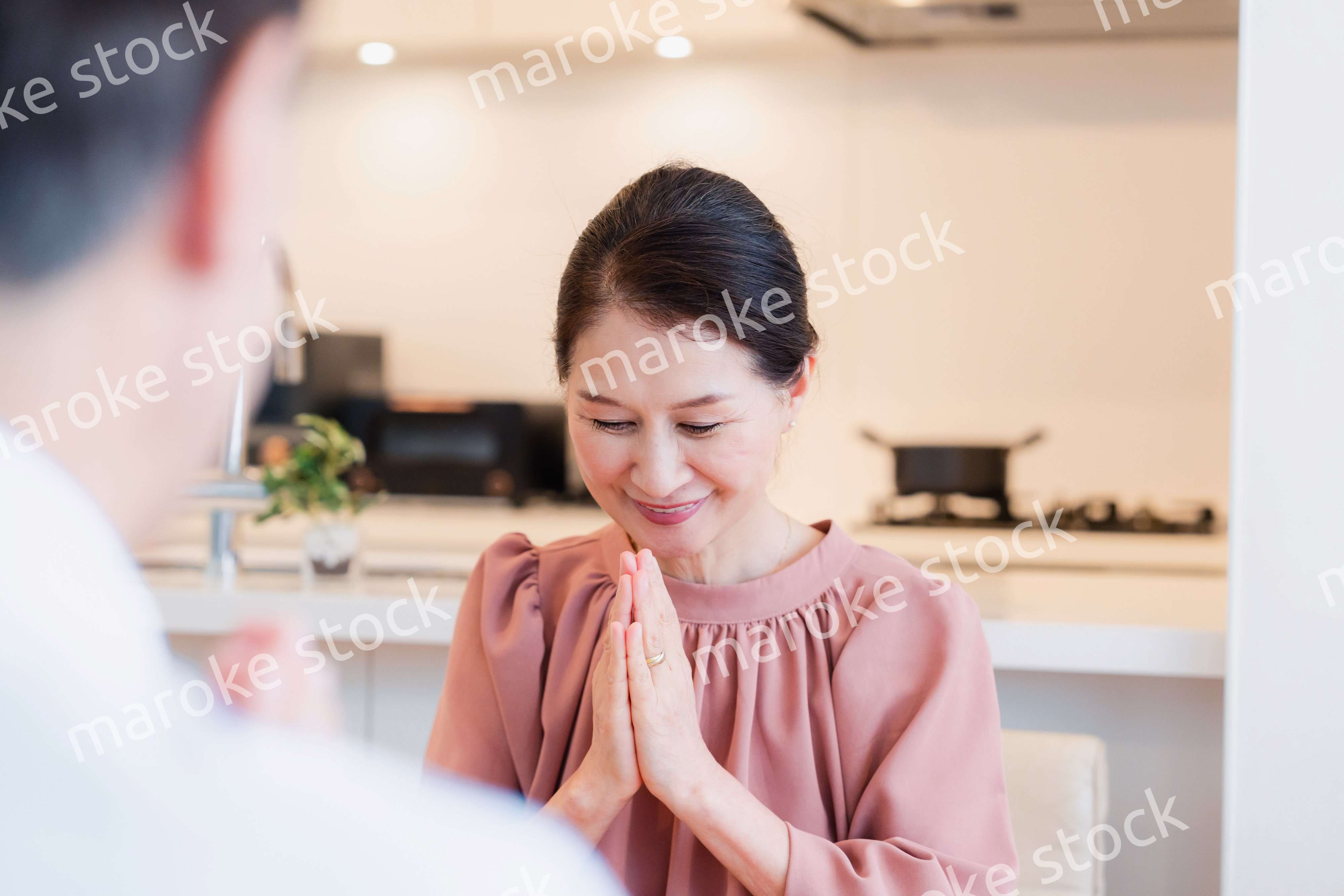 いただきますをするシニアの女性