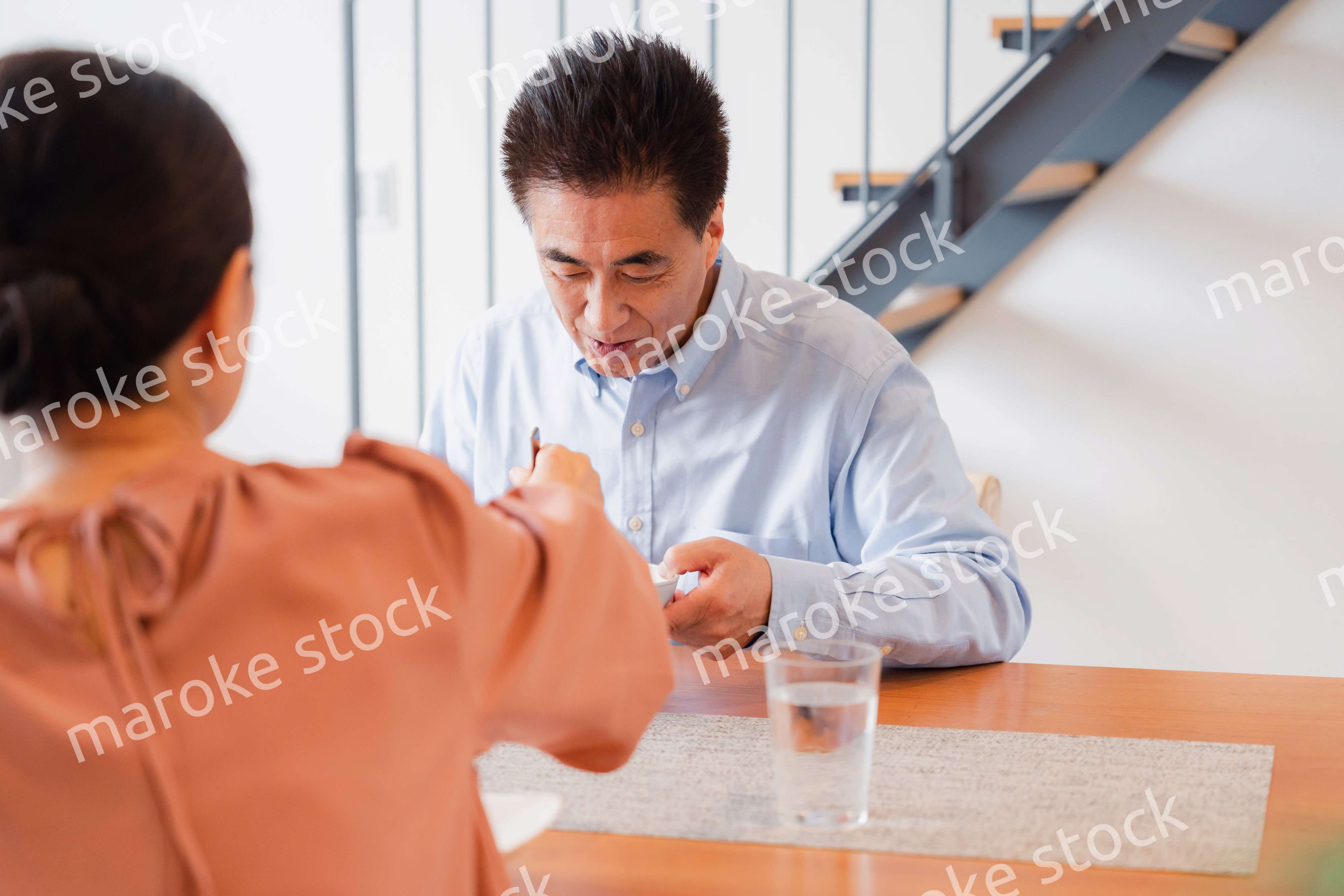 夫婦で食事を楽しむ高齢カップル