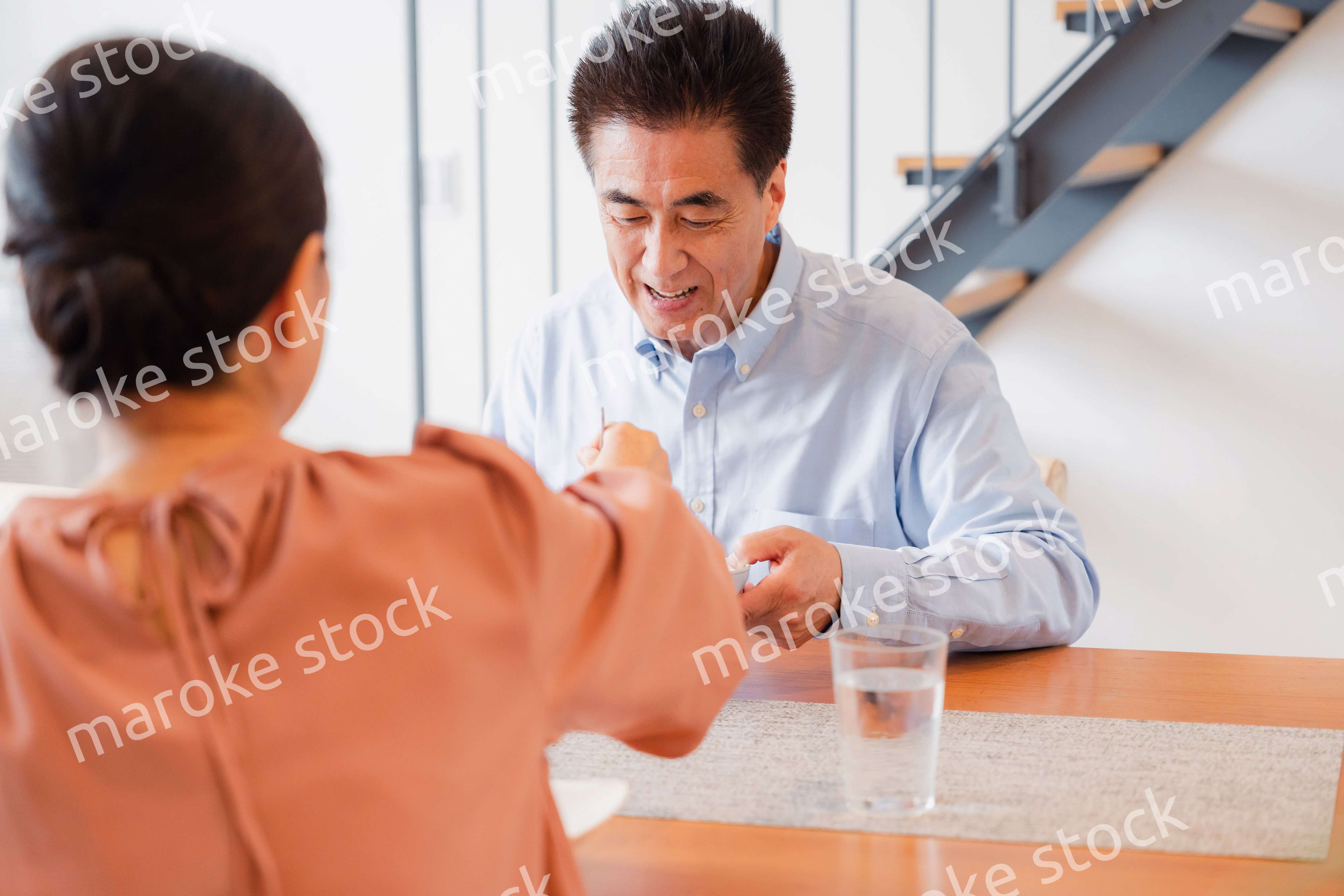 夫婦で食事を楽しむ高齢カップル