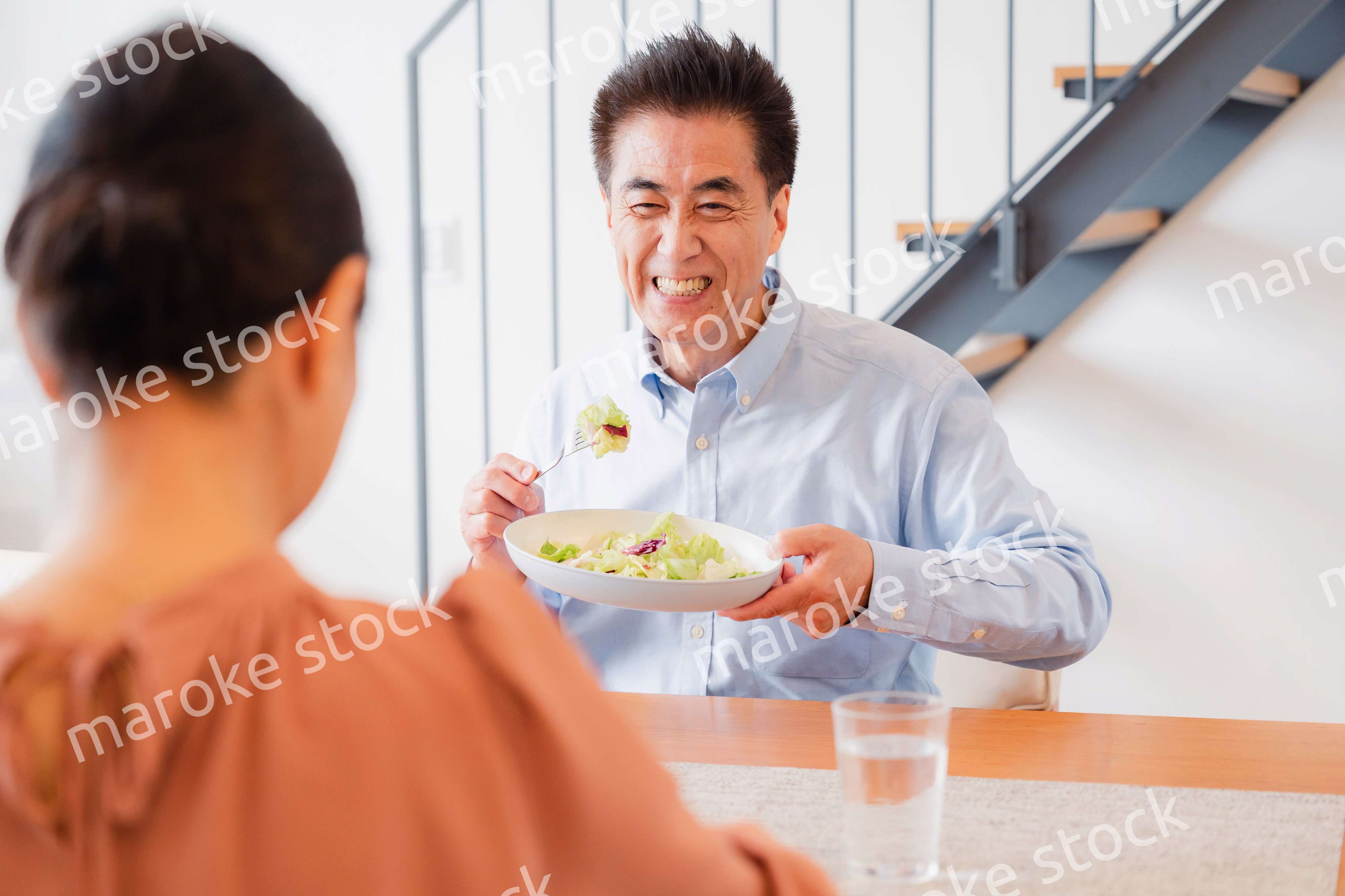 夫婦で食事を楽しむ高齢カップル