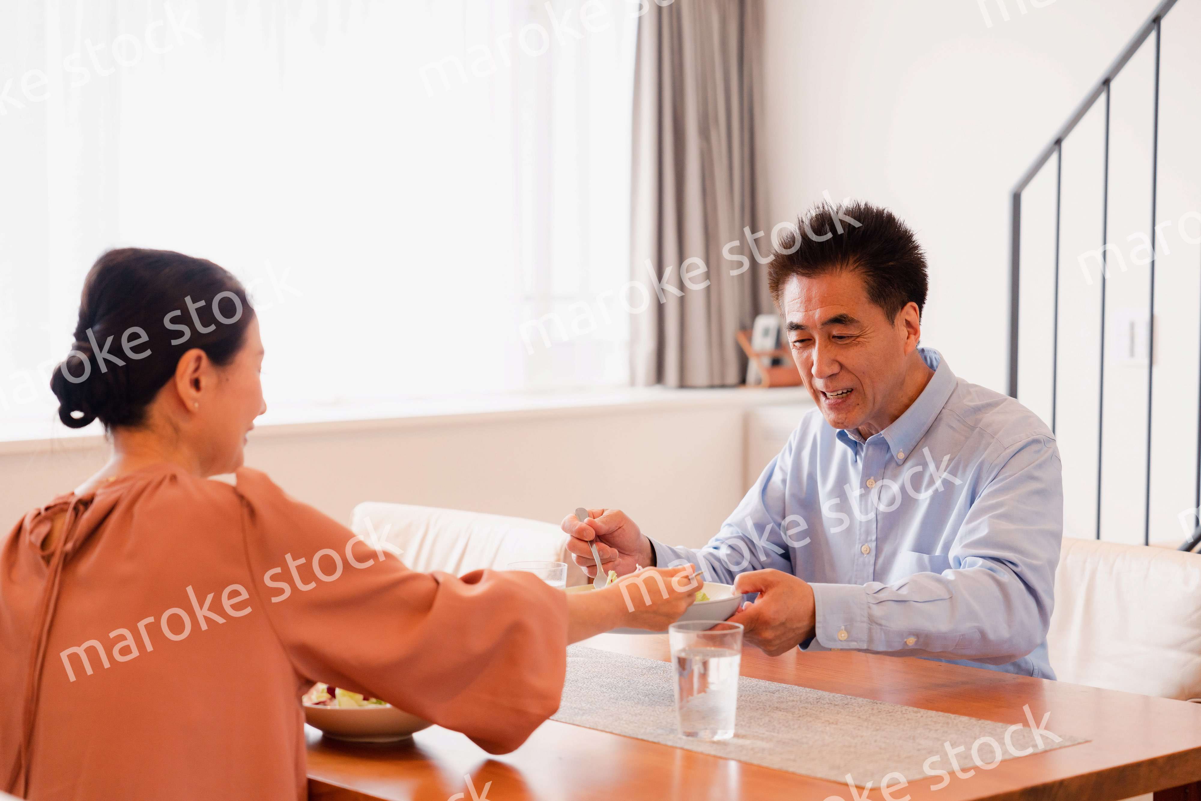 夫婦で食事を楽しむ高齢カップル