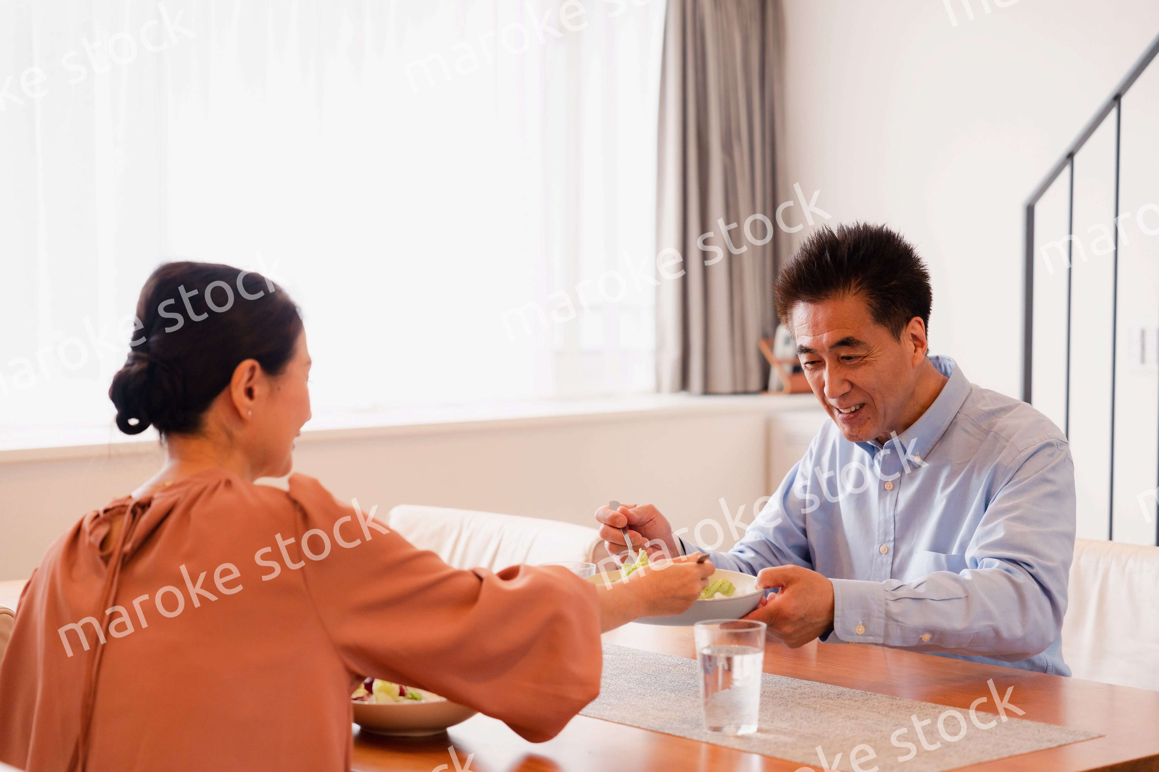 夫婦で食事を楽しむ高齢カップル