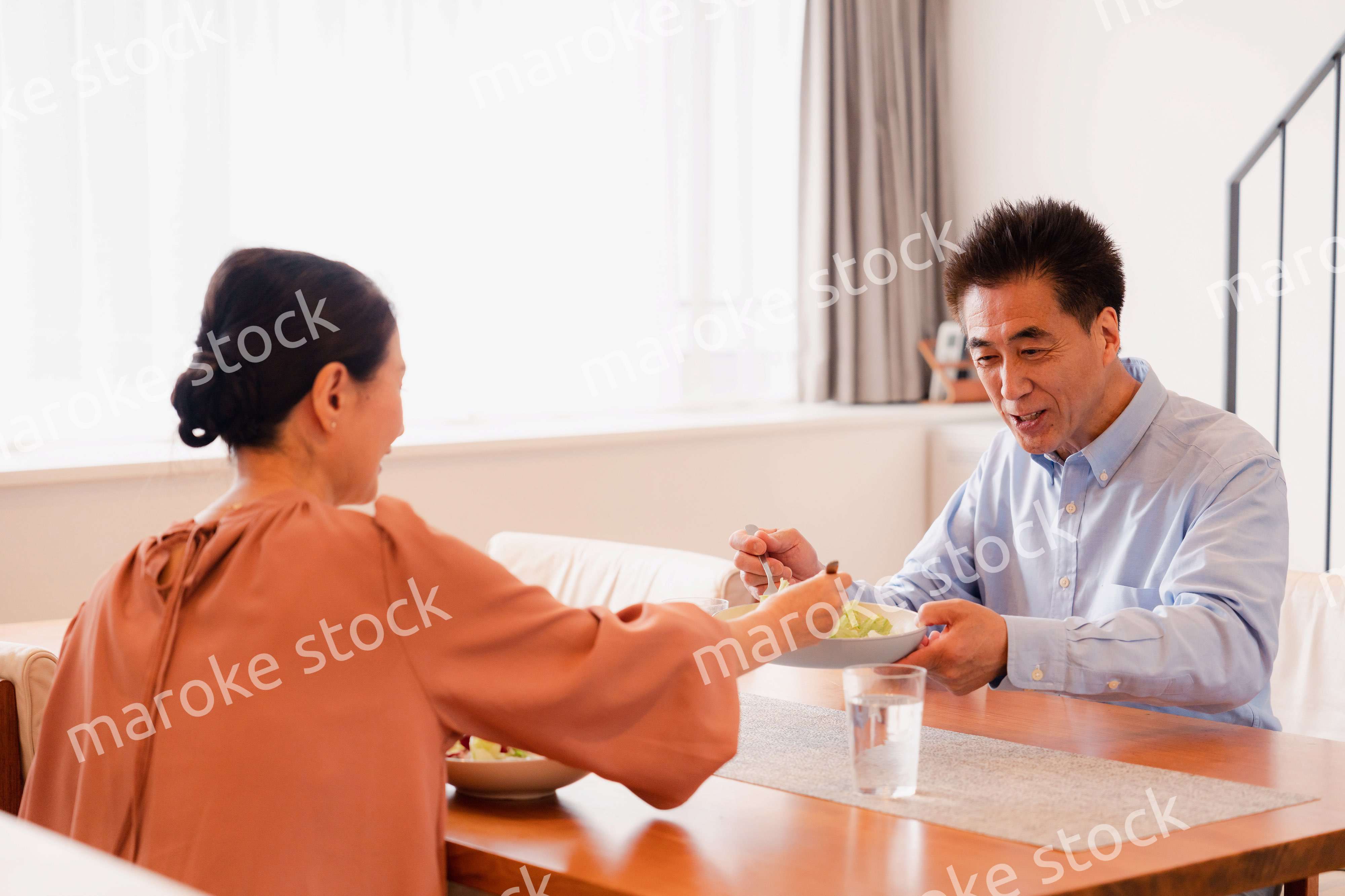 夫婦で食事を楽しむ高齢カップル