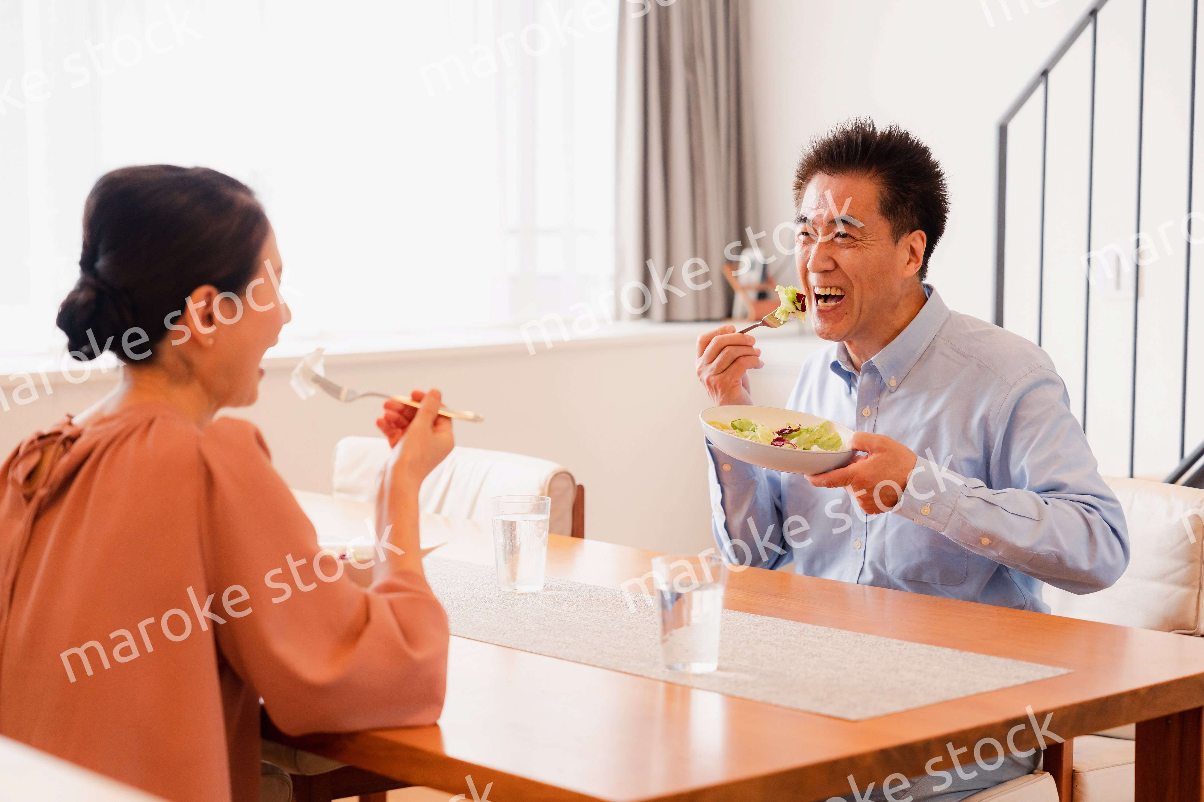 夫婦で食事を楽しむ高齢カップル