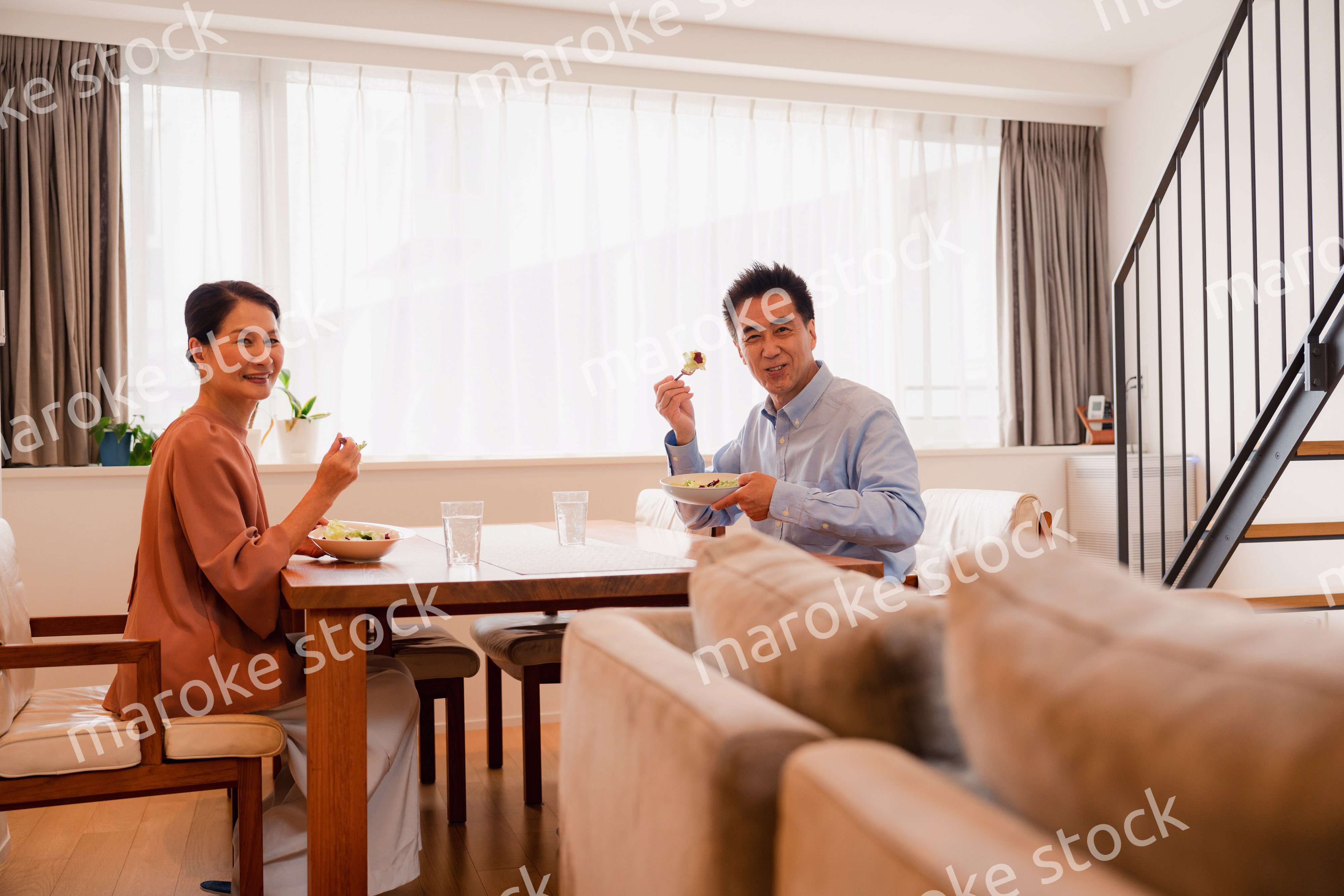 夫婦で食事を楽しむ高齢カップル