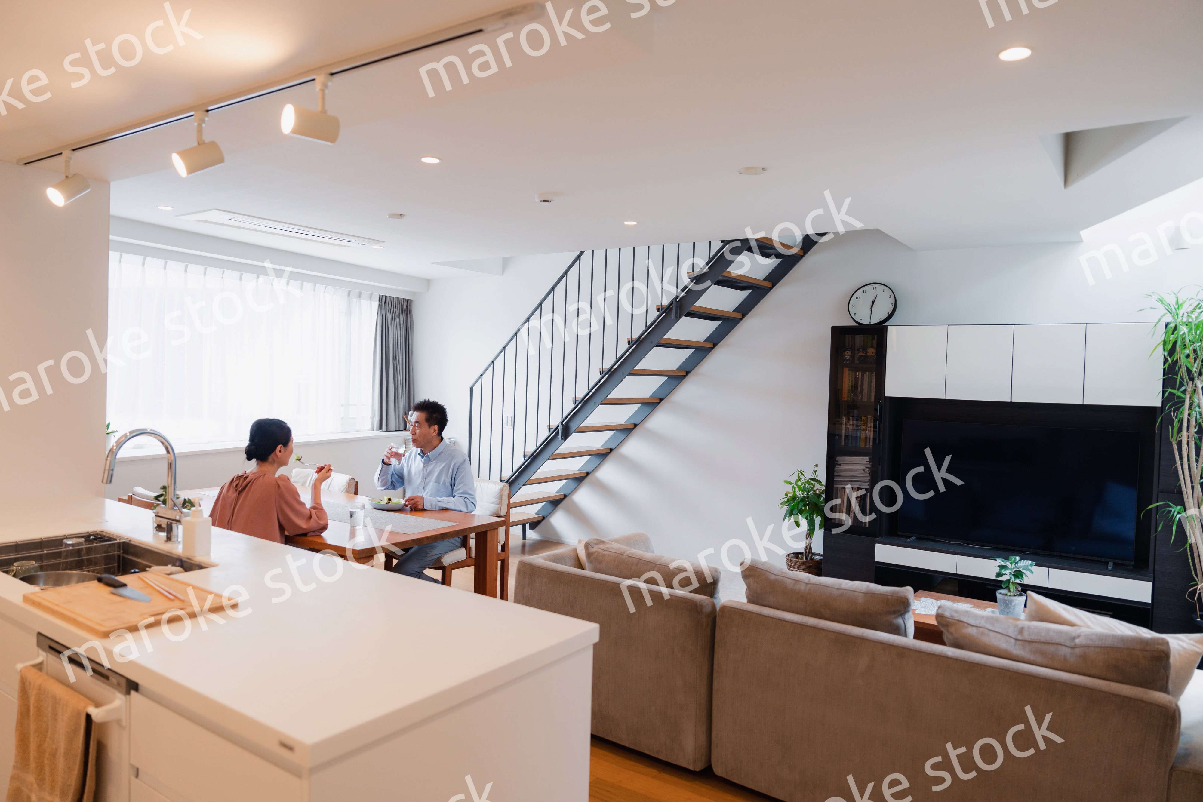 夫婦で食事を楽しむ高齢カップル