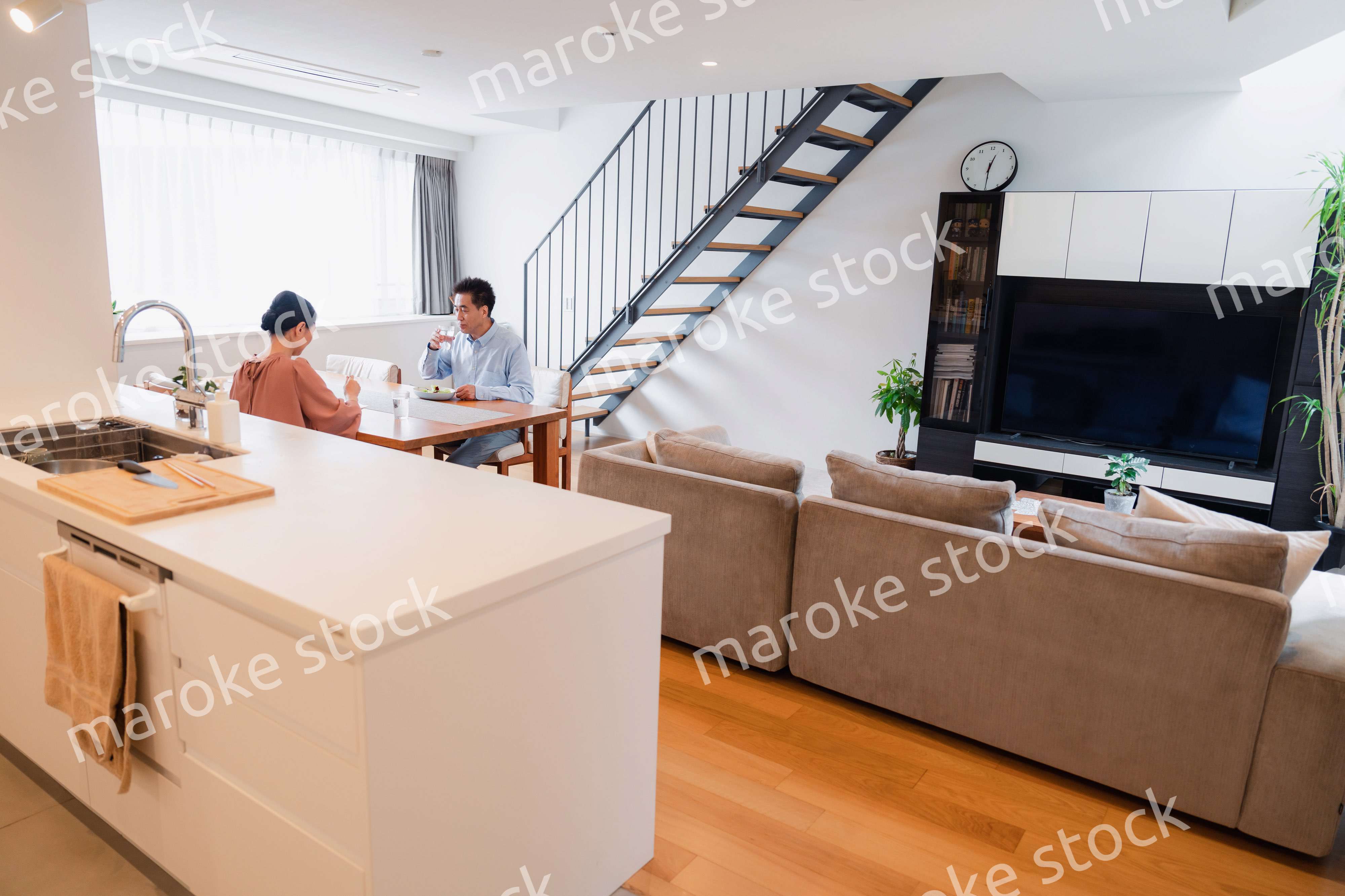 夫婦で食事を楽しむ高齢カップル