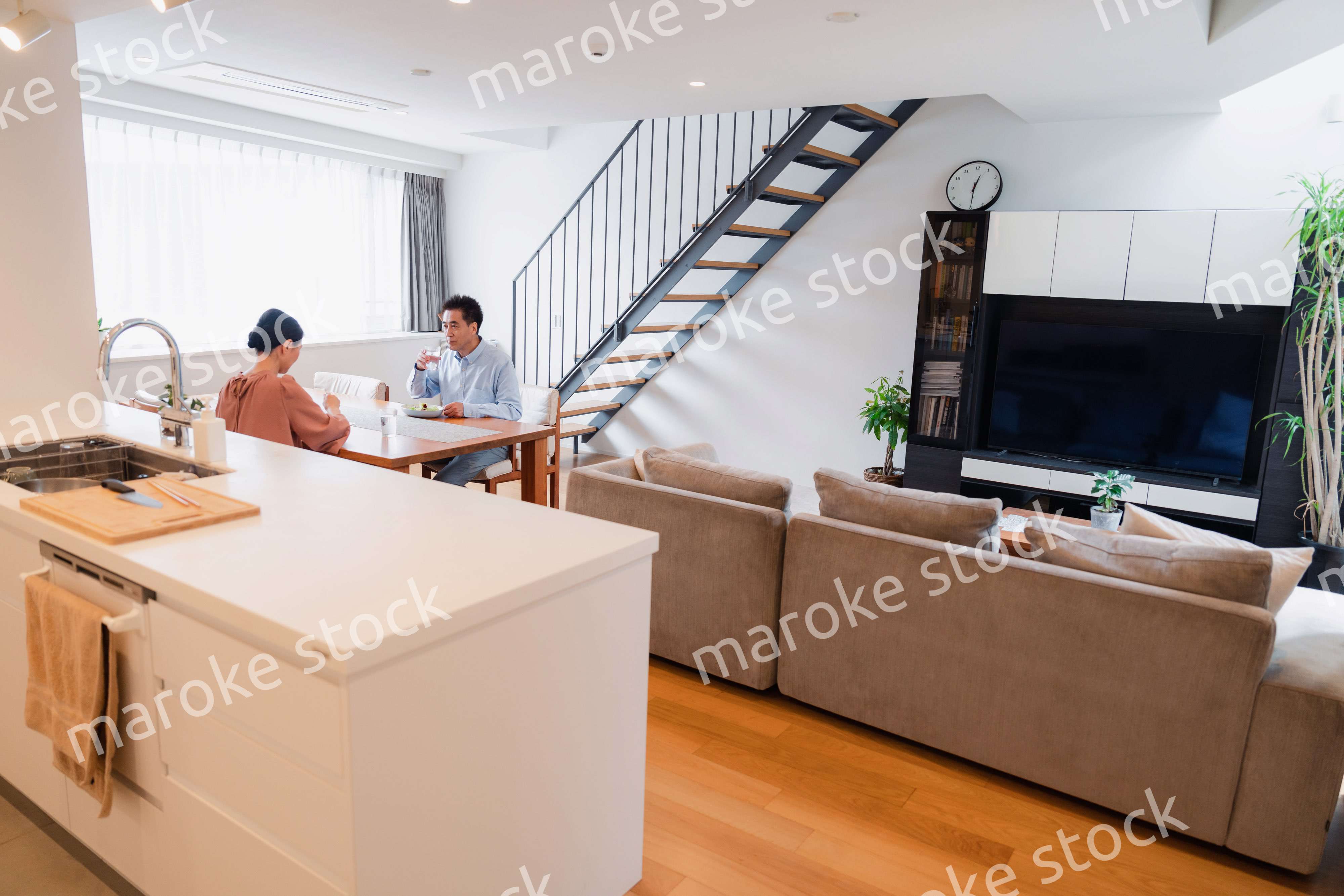 夫婦で食事を楽しむ高齢カップル