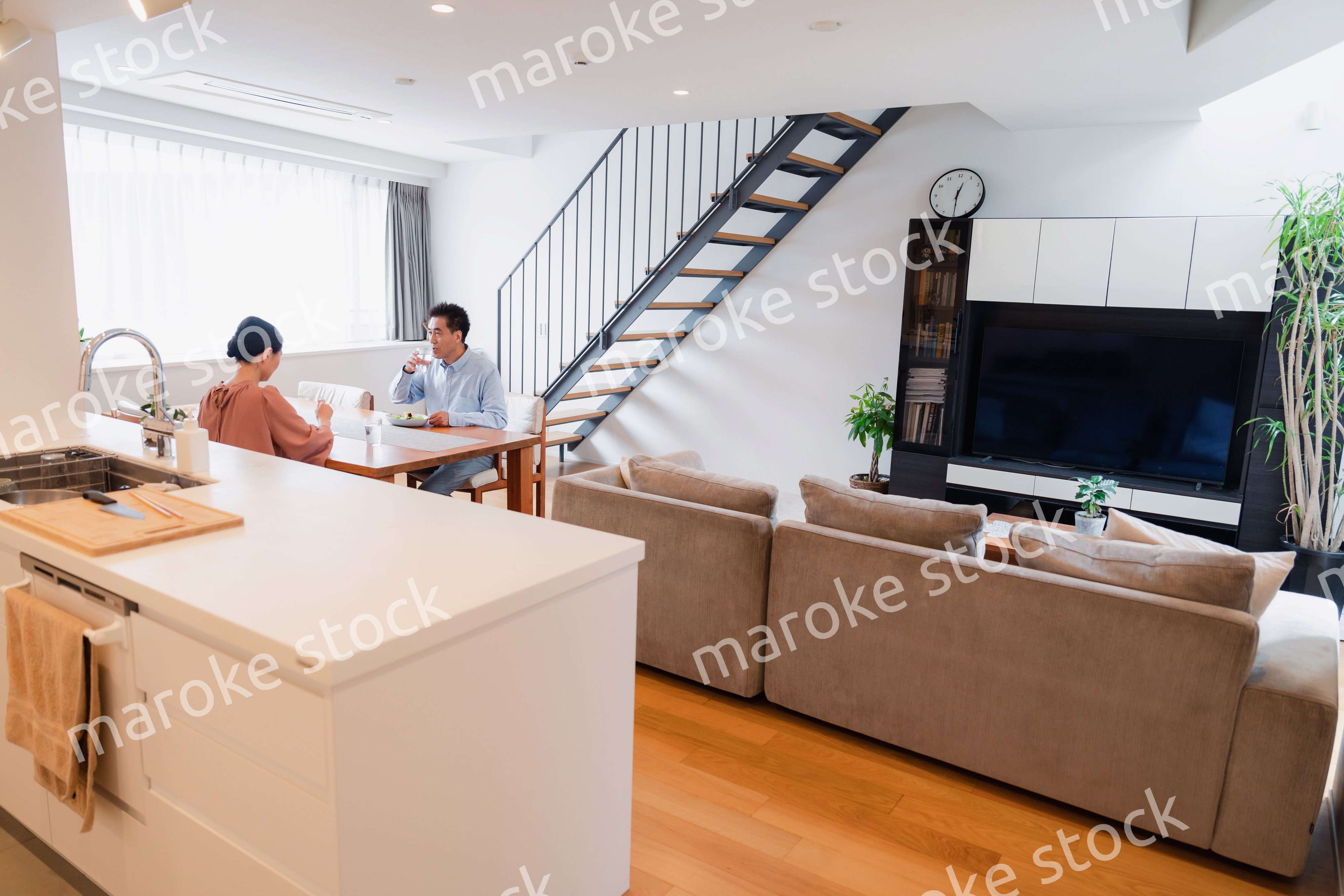 夫婦で食事を楽しむ高齢カップル