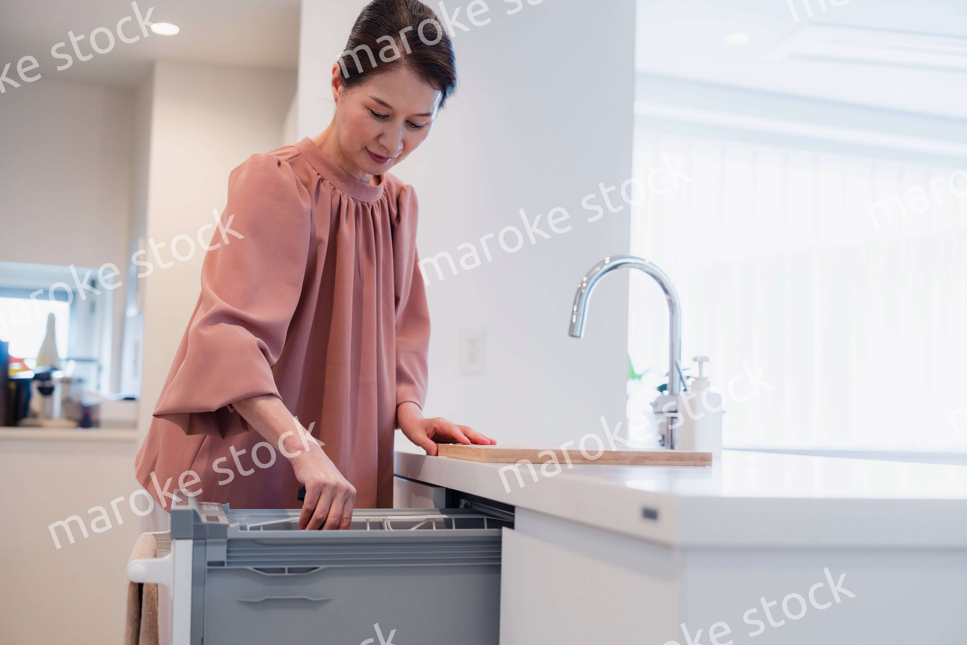 ビルトイン食洗機を使うシニアの女性