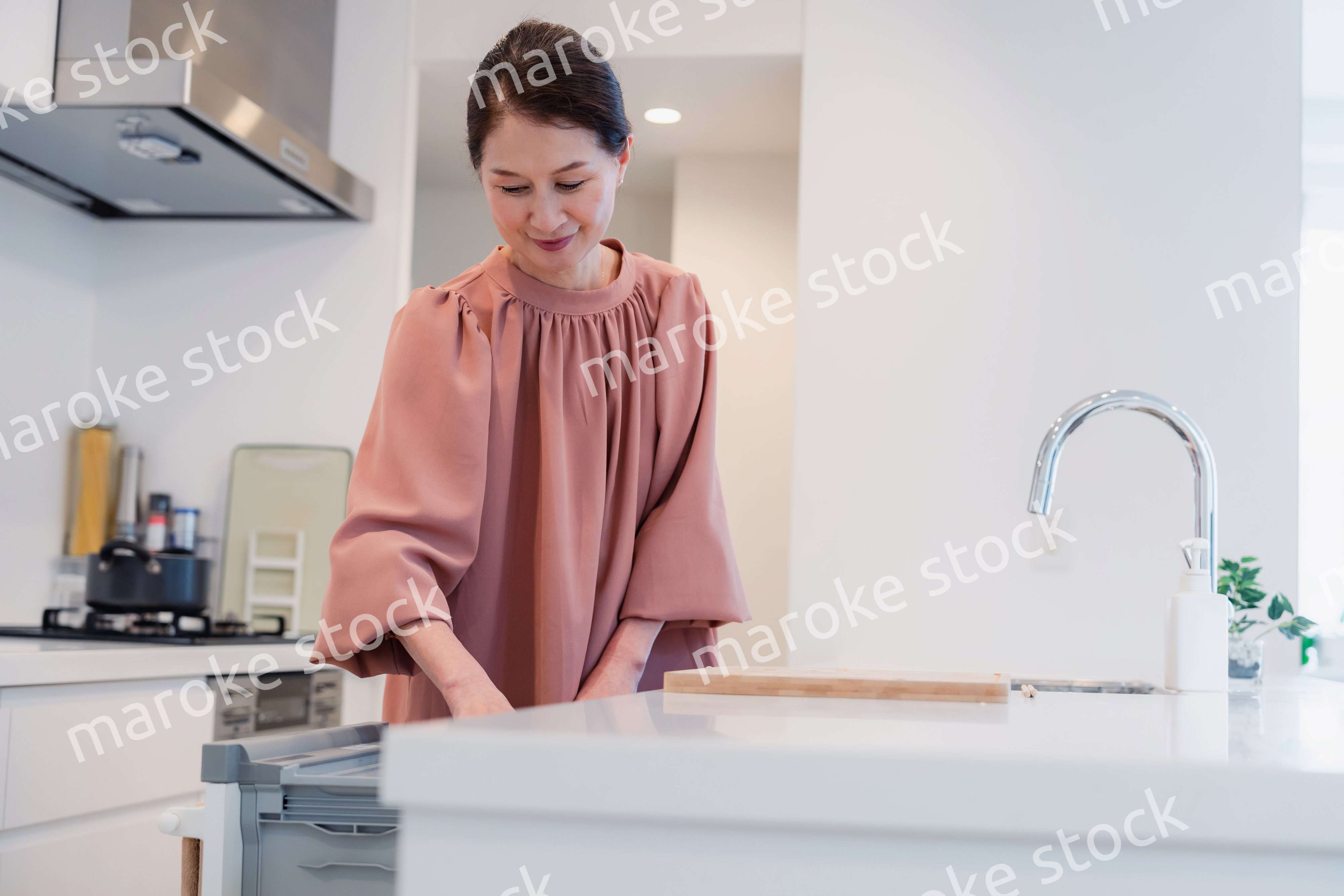 ビルトイン食洗機を使うシニアの女性