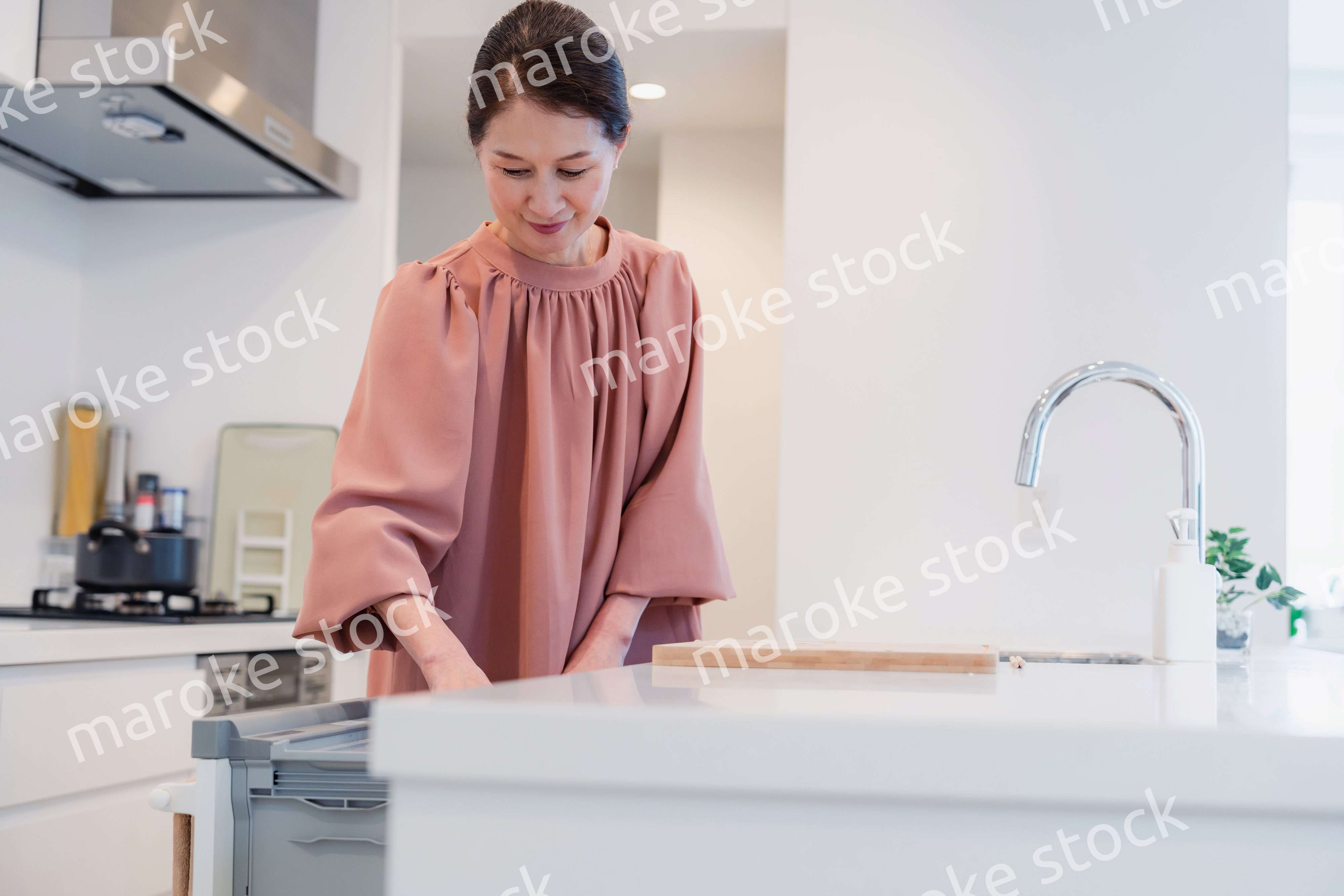 ビルトイン食洗機を使うシニアの女性