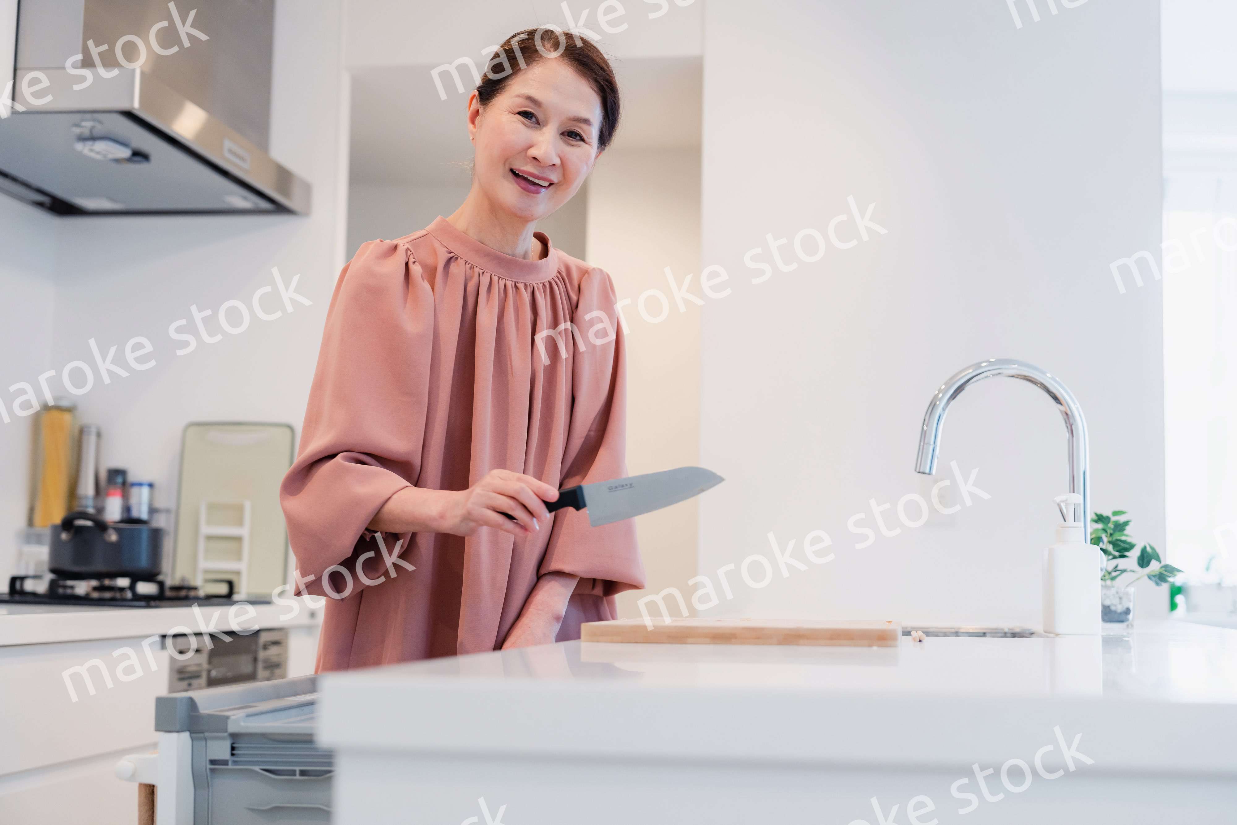 ビルトイン食洗機を使うシニアの女性