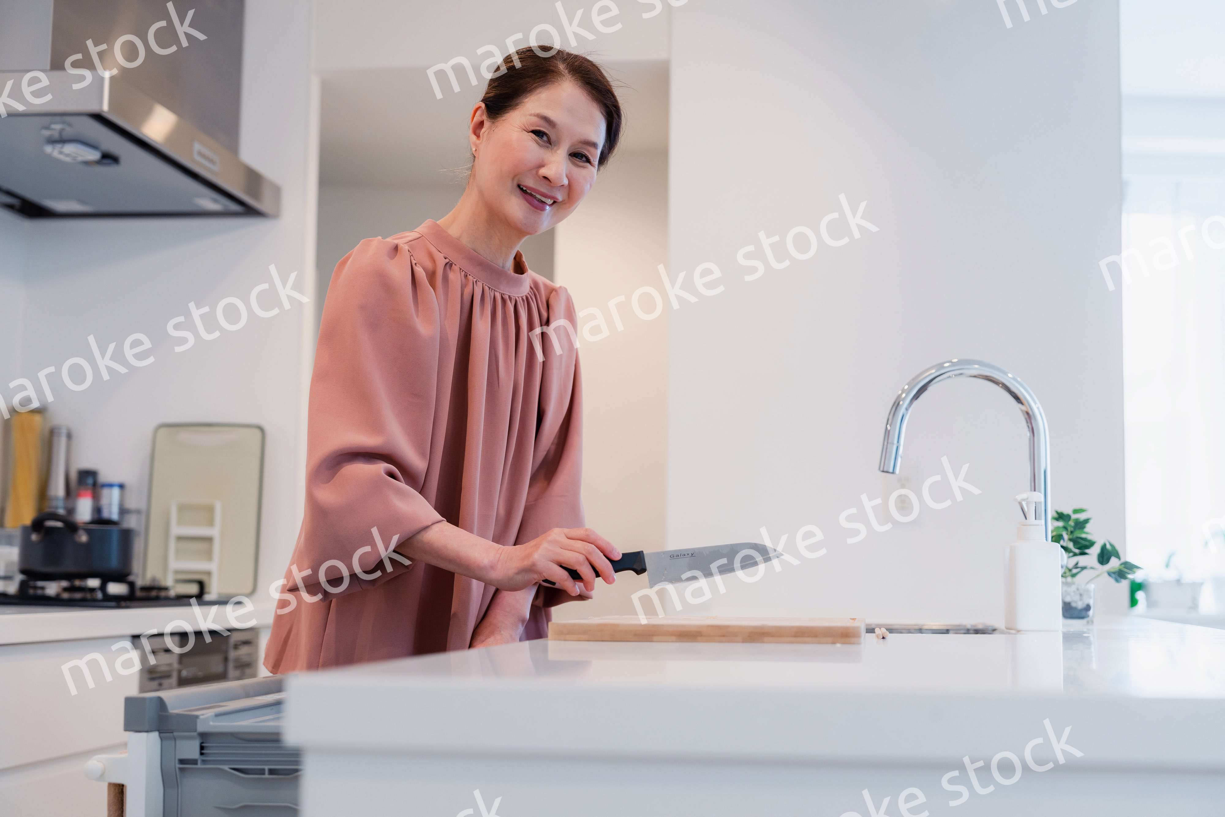 ビルトイン食洗機を使うシニアの女性