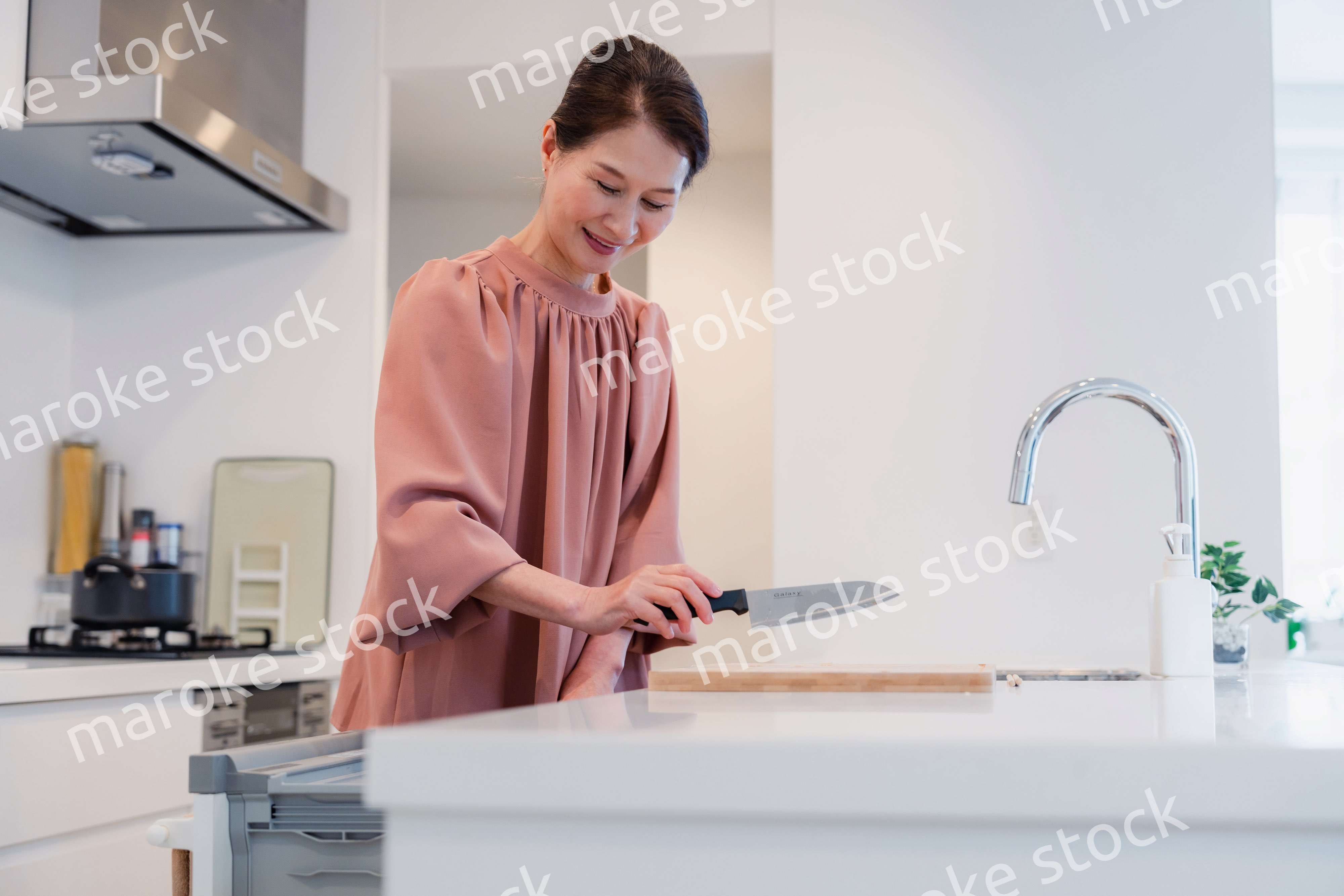 ビルトイン食洗機を使うシニアの女性