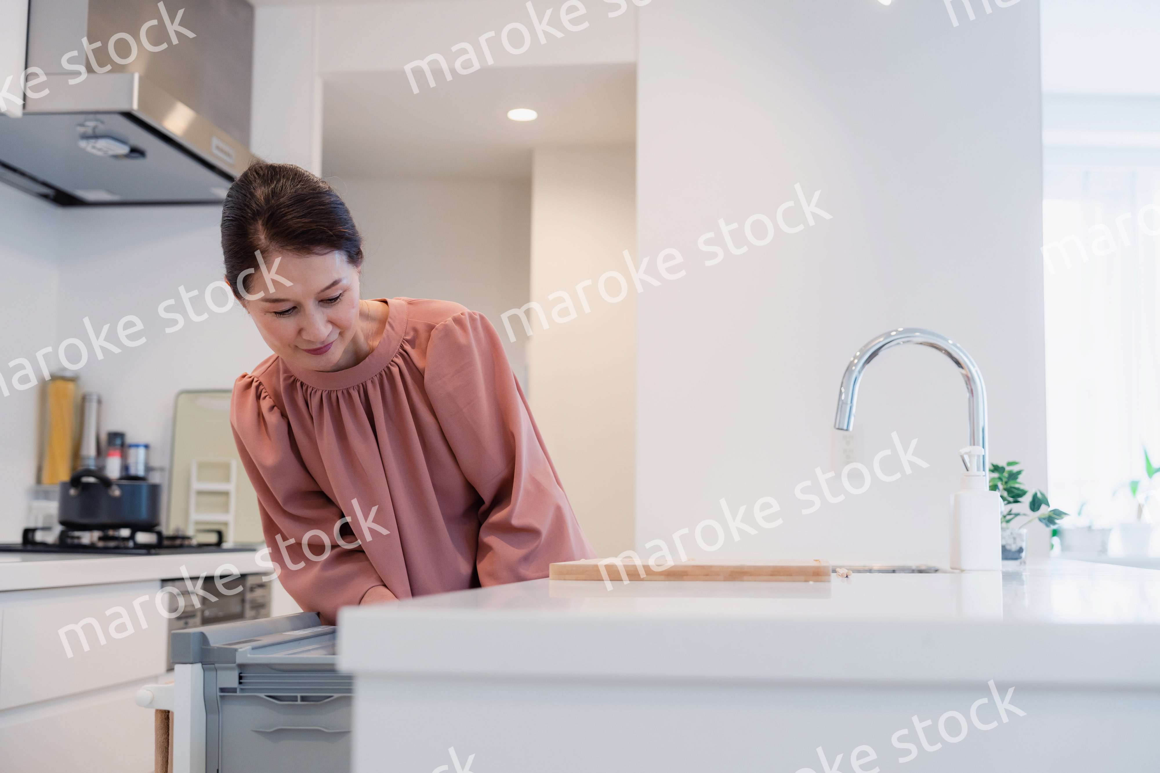 ビルトイン食洗機を使うシニアの女性