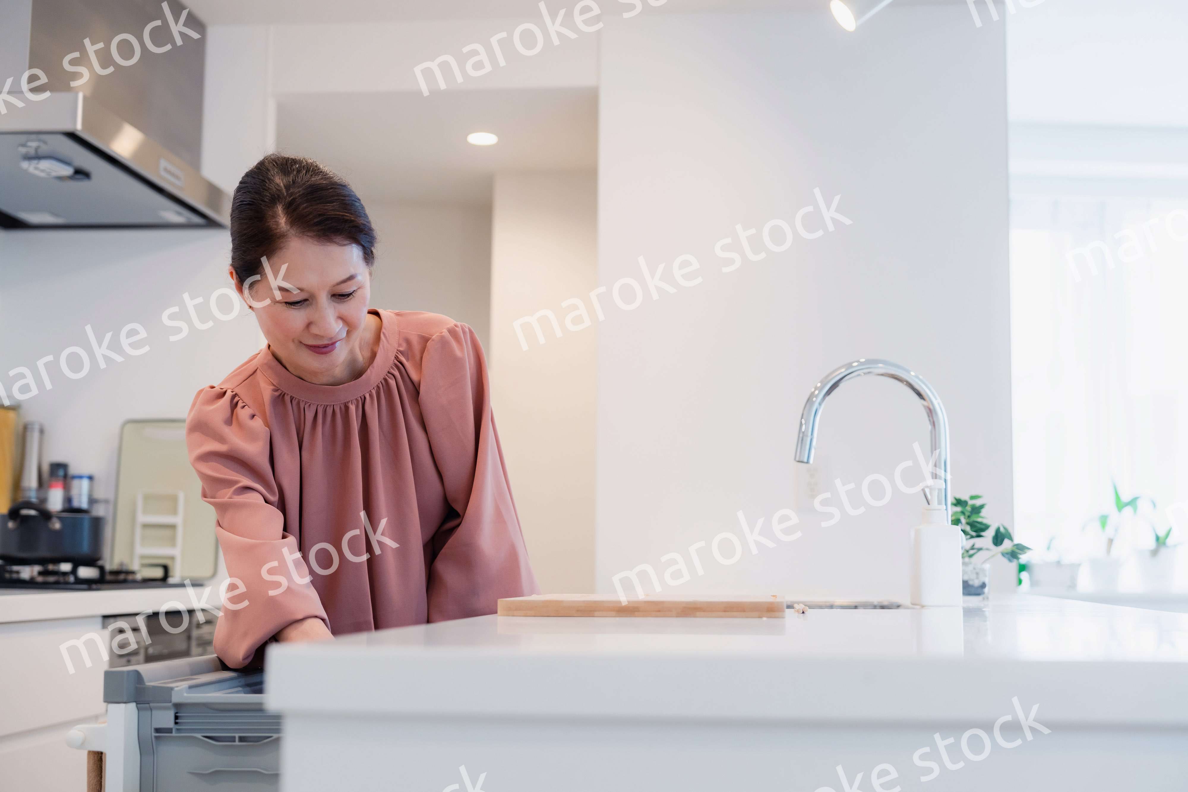 ビルトイン食洗機を使うシニアの女性