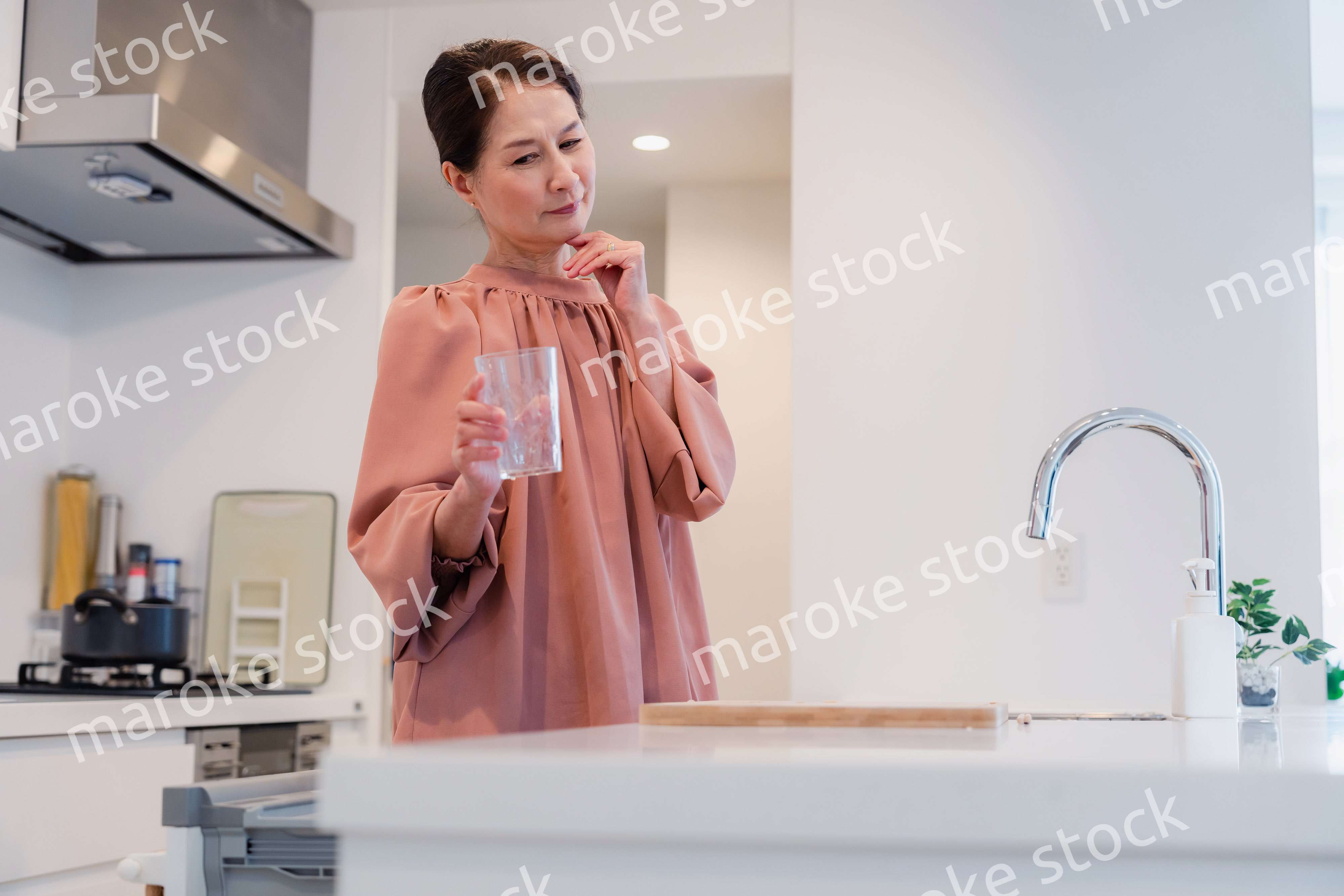 ビルトイン食洗機を使うシニアの女性