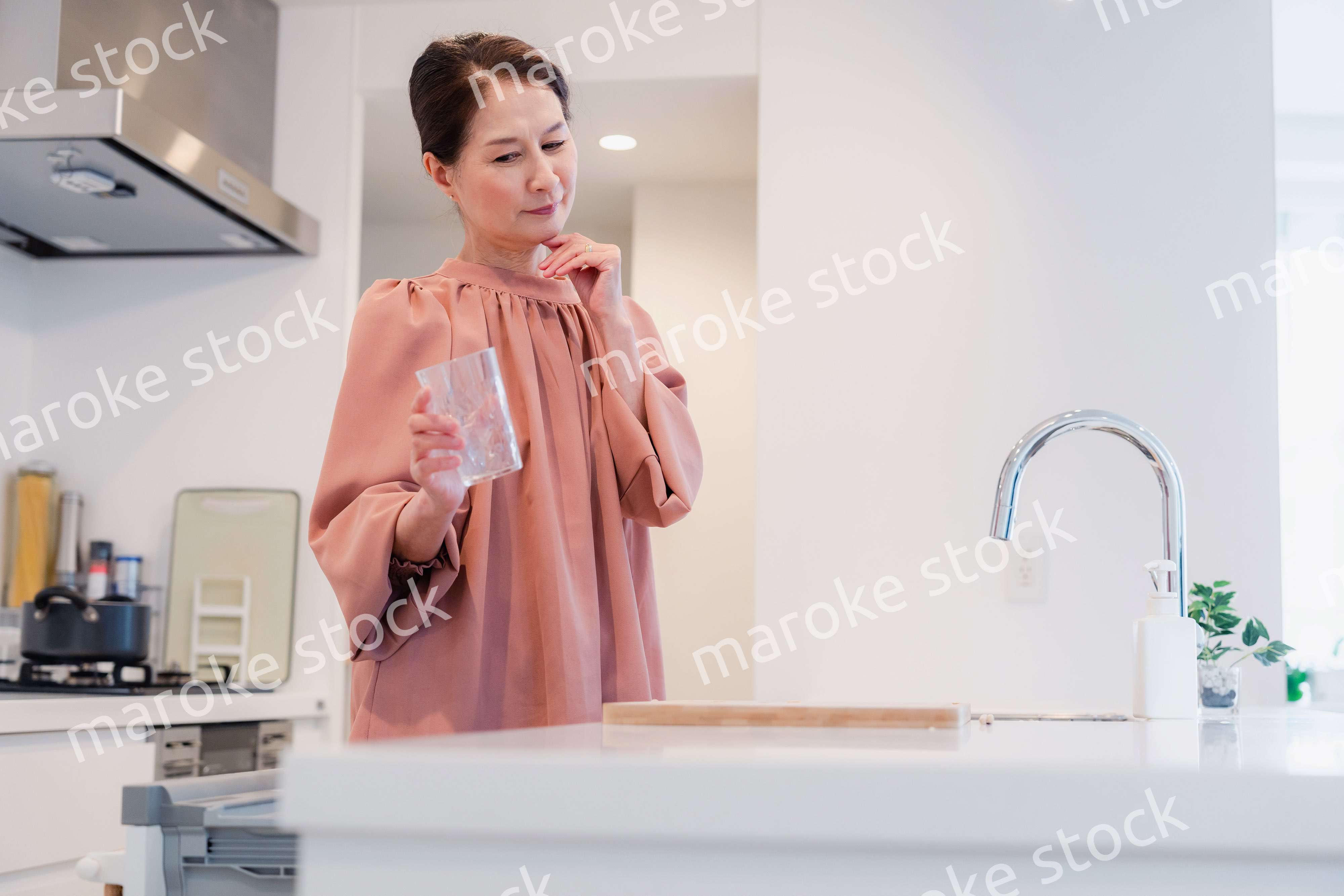 ビルトイン食洗機を使うシニアの女性