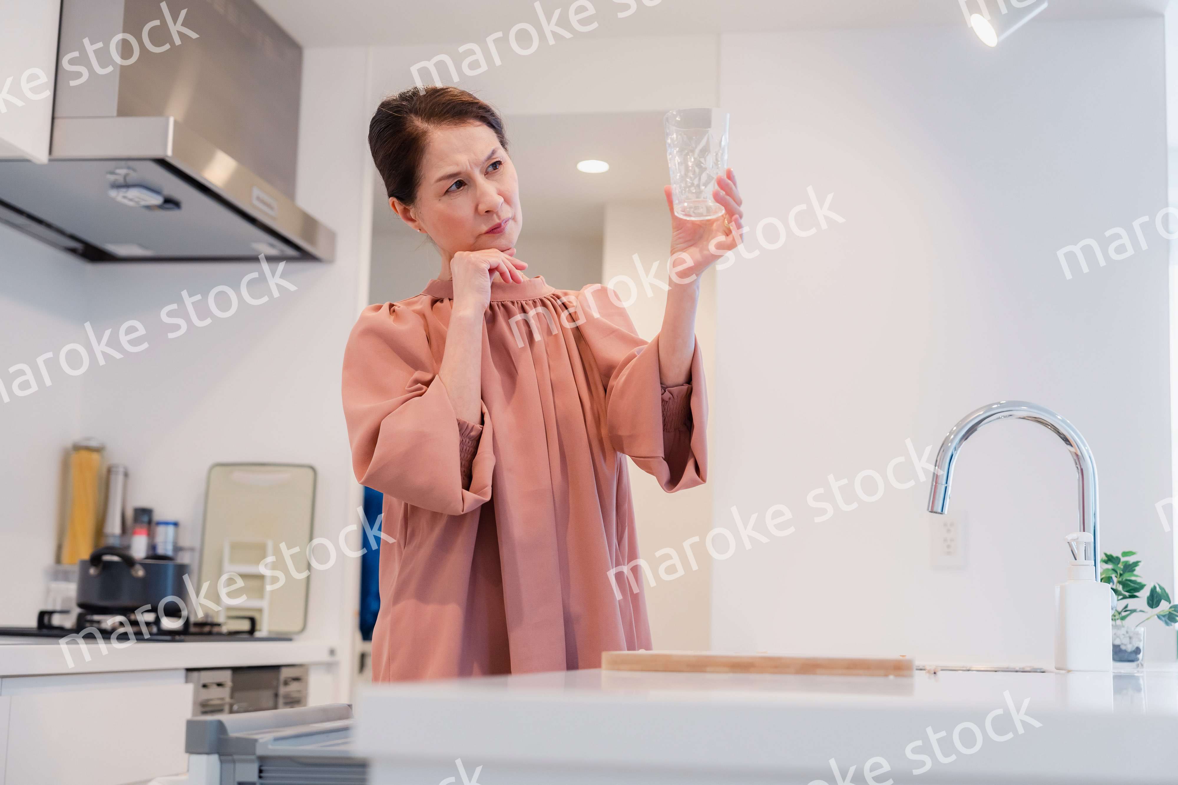 ビルトイン食洗機を使うシニアの女性