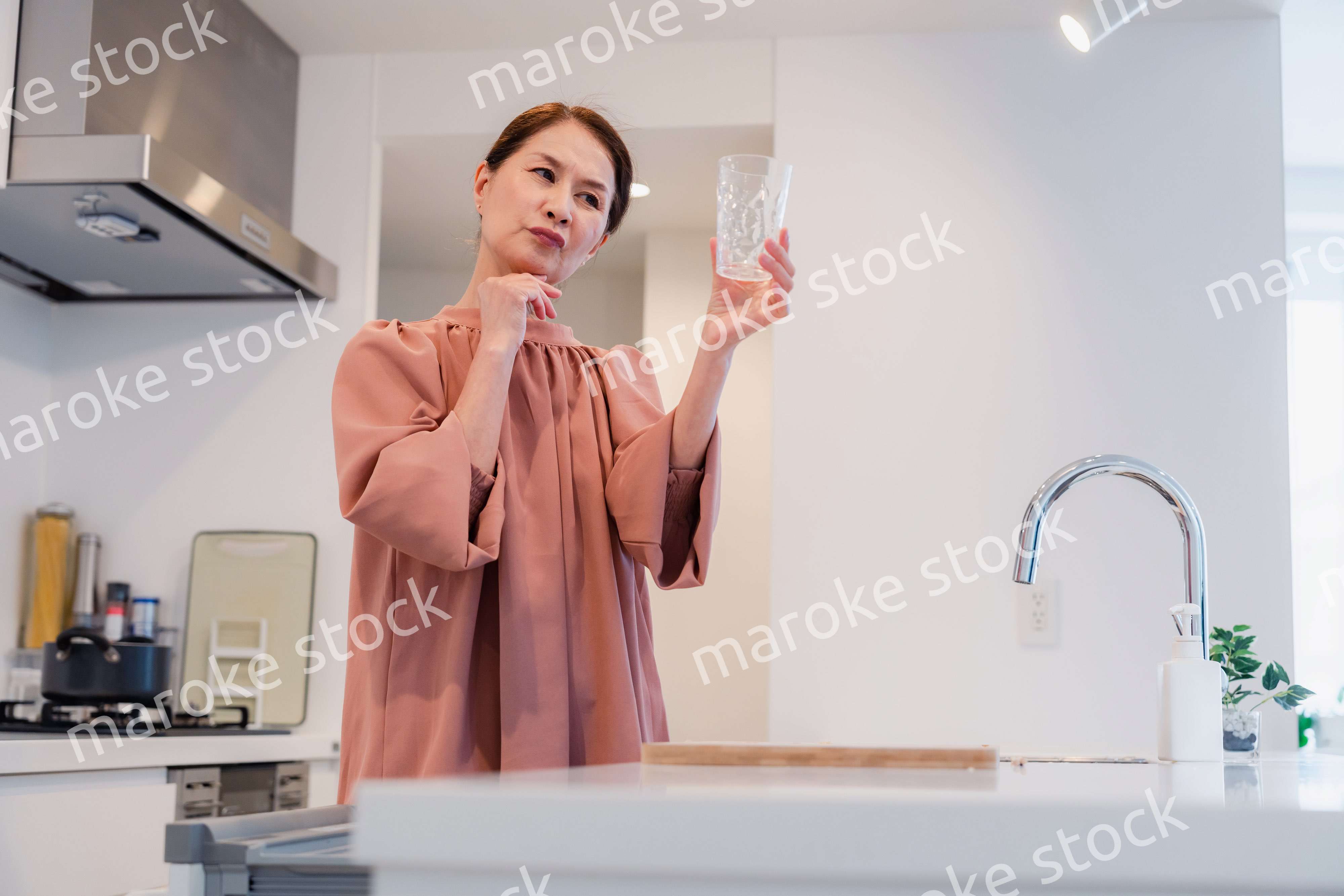 ビルトイン食洗機を使うシニアの女性