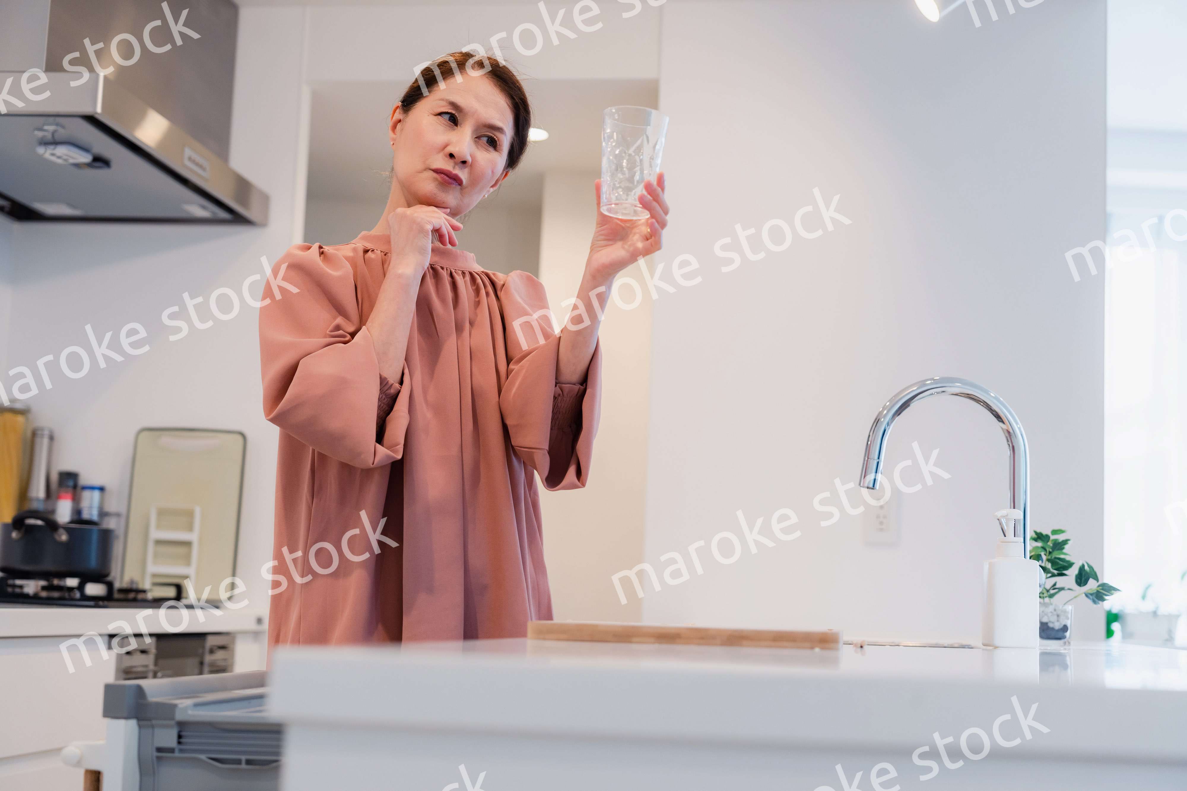 ビルトイン食洗機を使うシニアの女性