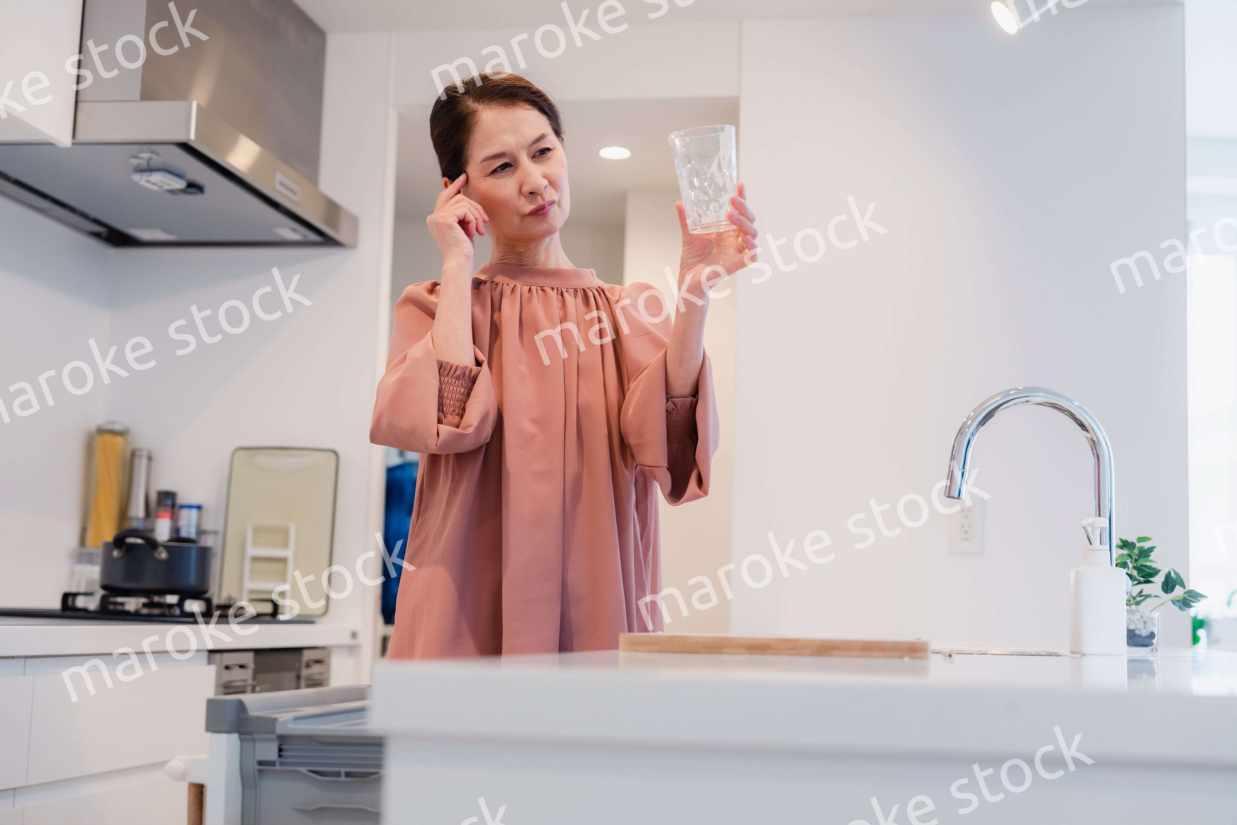 ビルトイン食洗機を使うシニアの女性