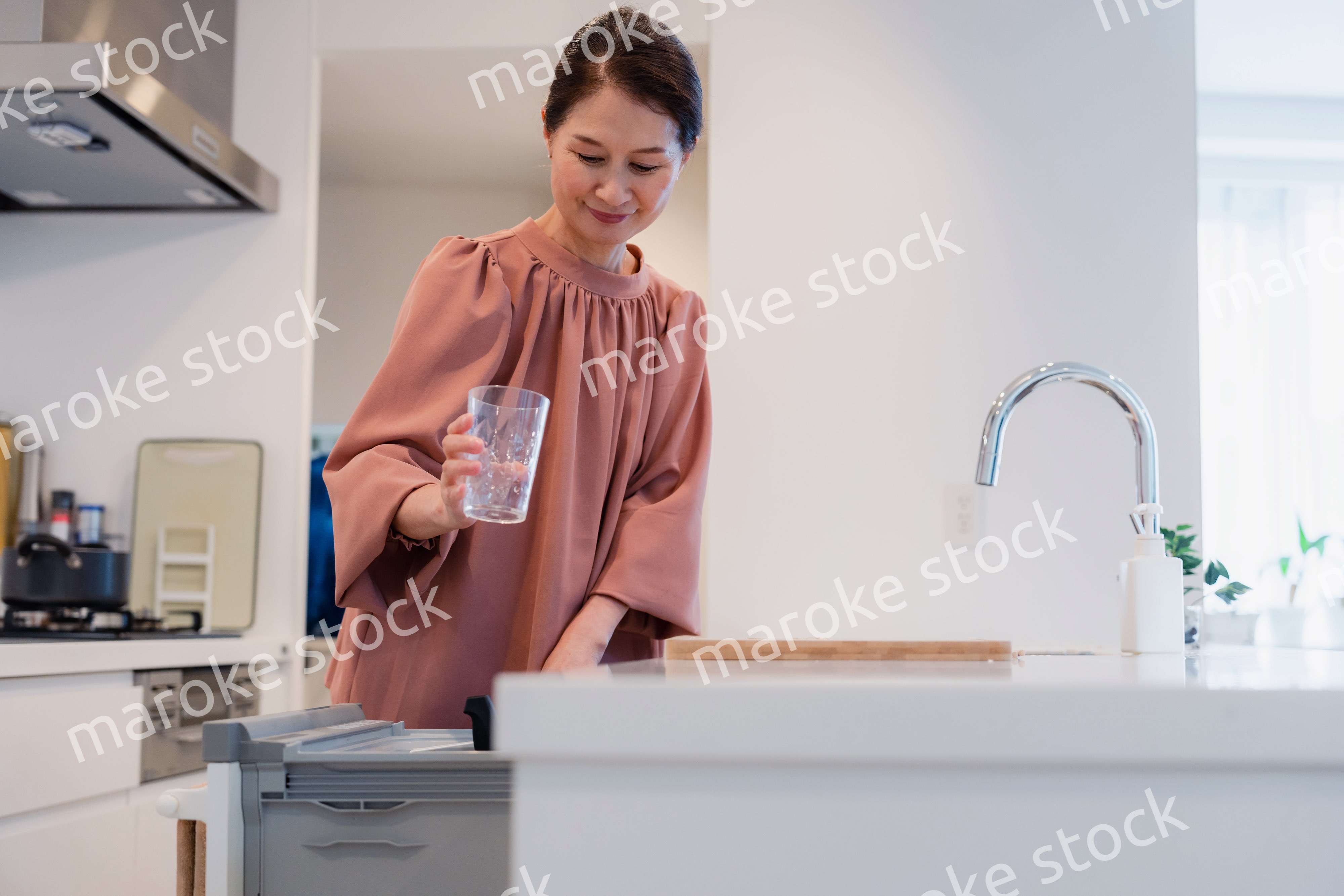 ビルトイン食洗機を使うシニアの女性