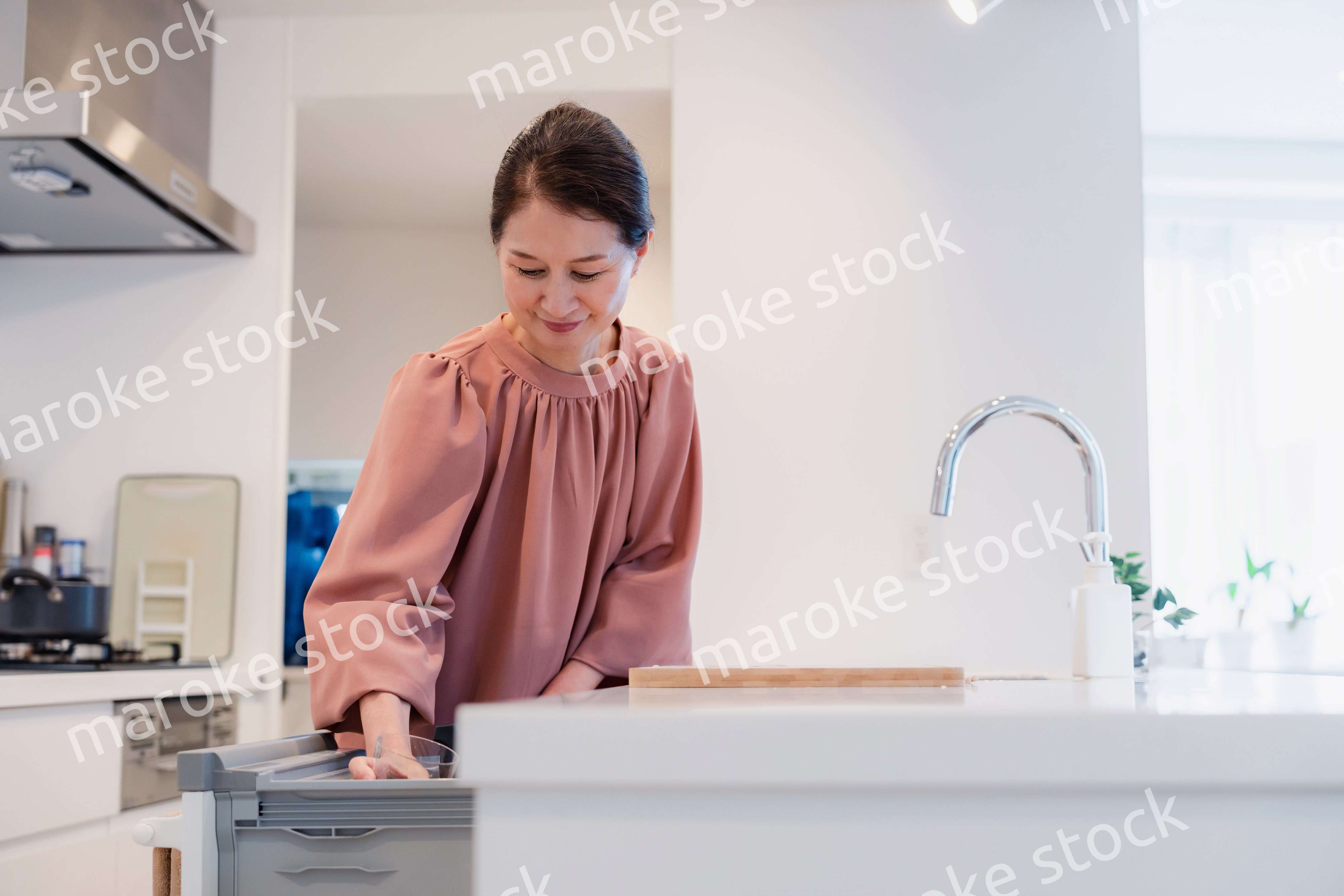 ビルトイン食洗機を使うシニアの女性