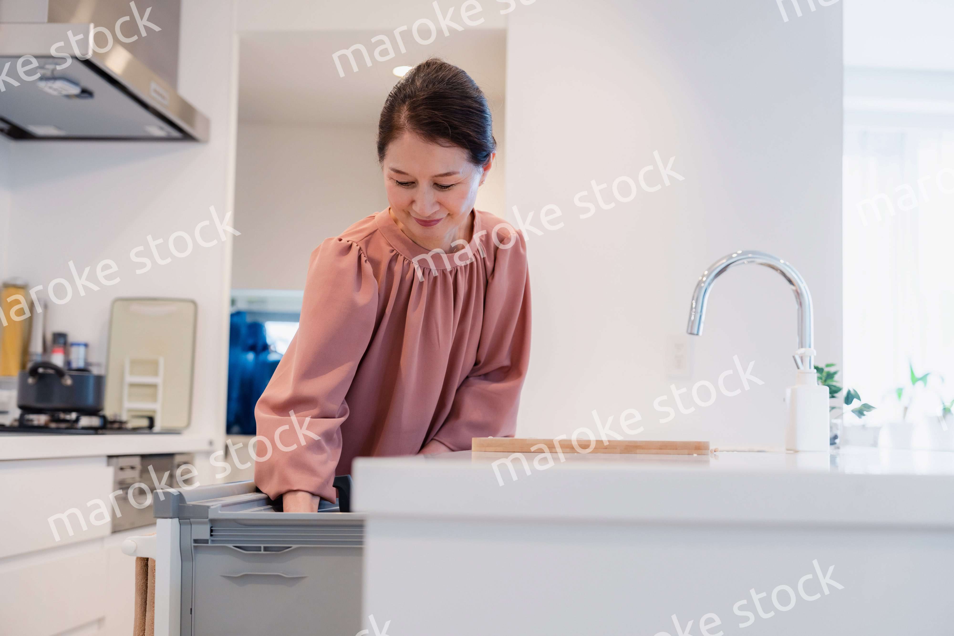 ビルトイン食洗機を使うシニアの女性