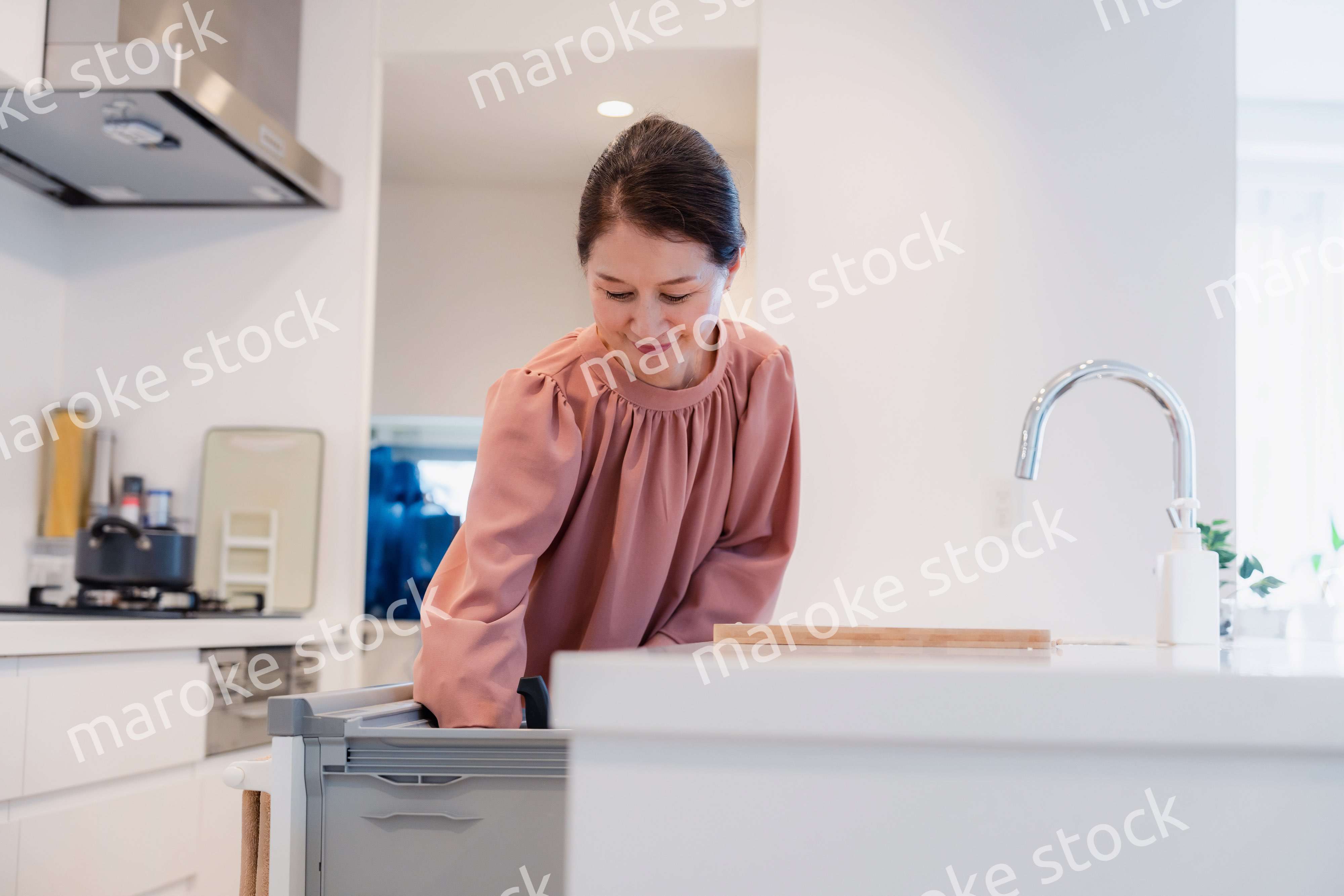 ビルトイン食洗機を使うシニアの女性