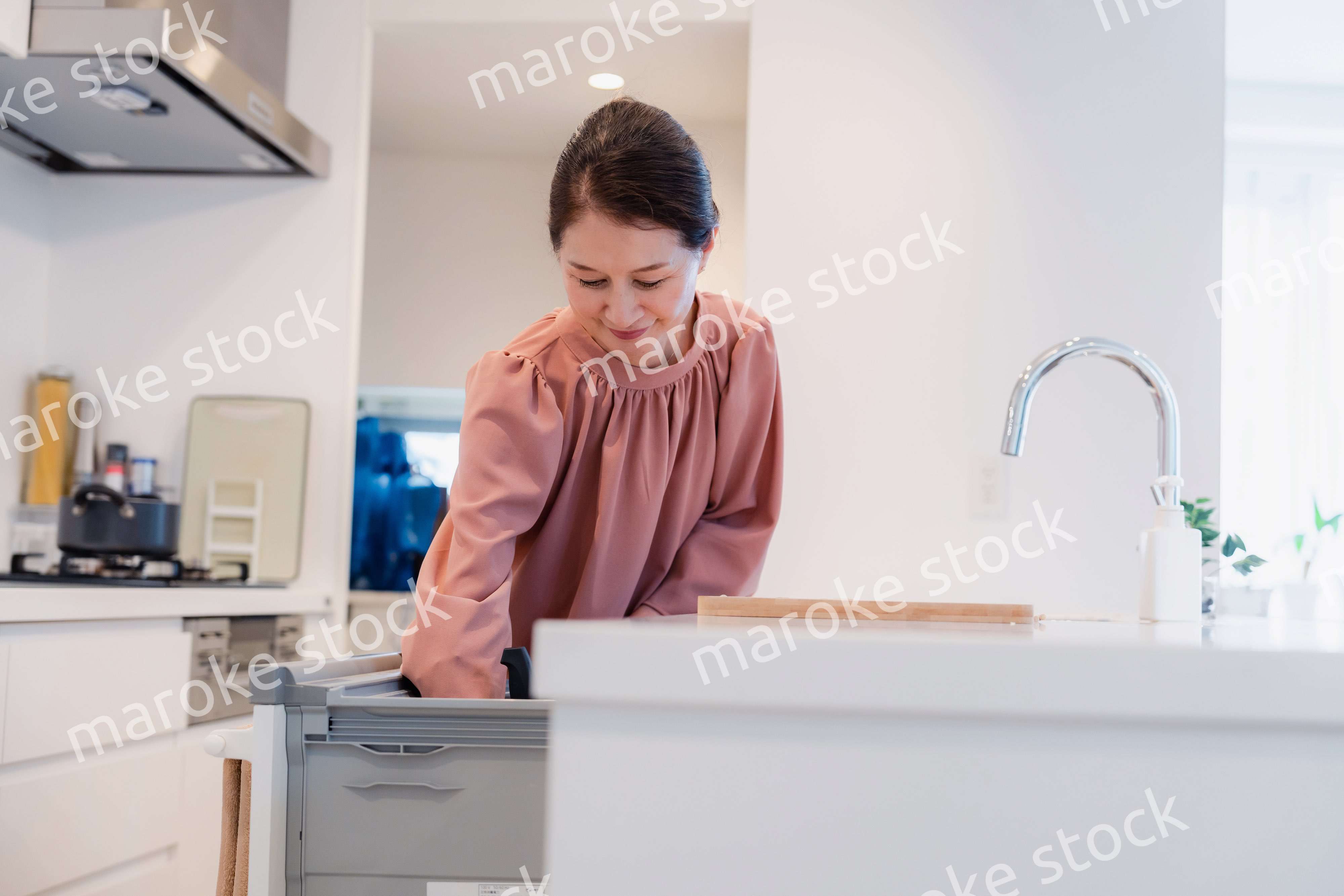 ビルトイン食洗機を使うシニアの女性