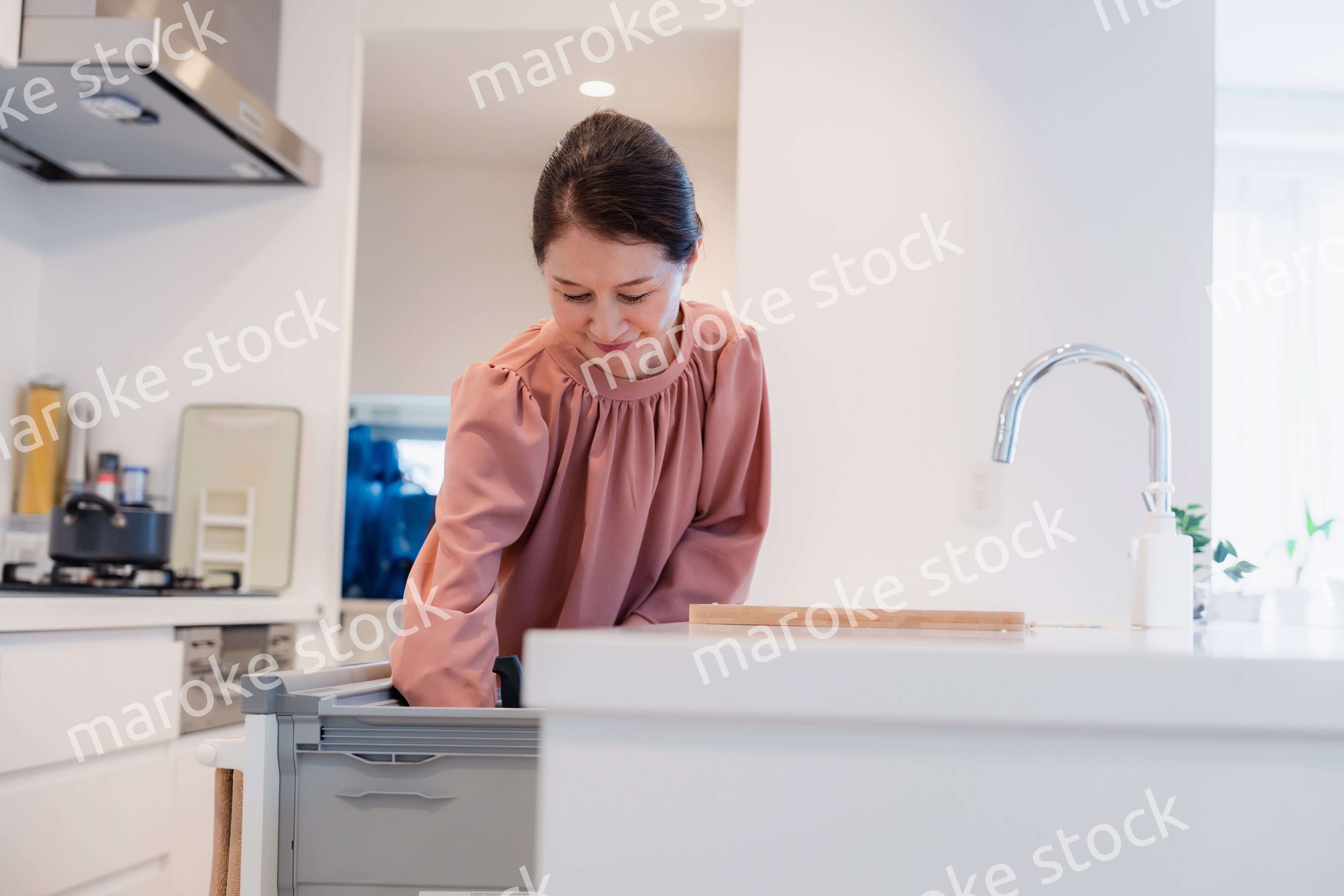 ビルトイン食洗機を使うシニアの女性