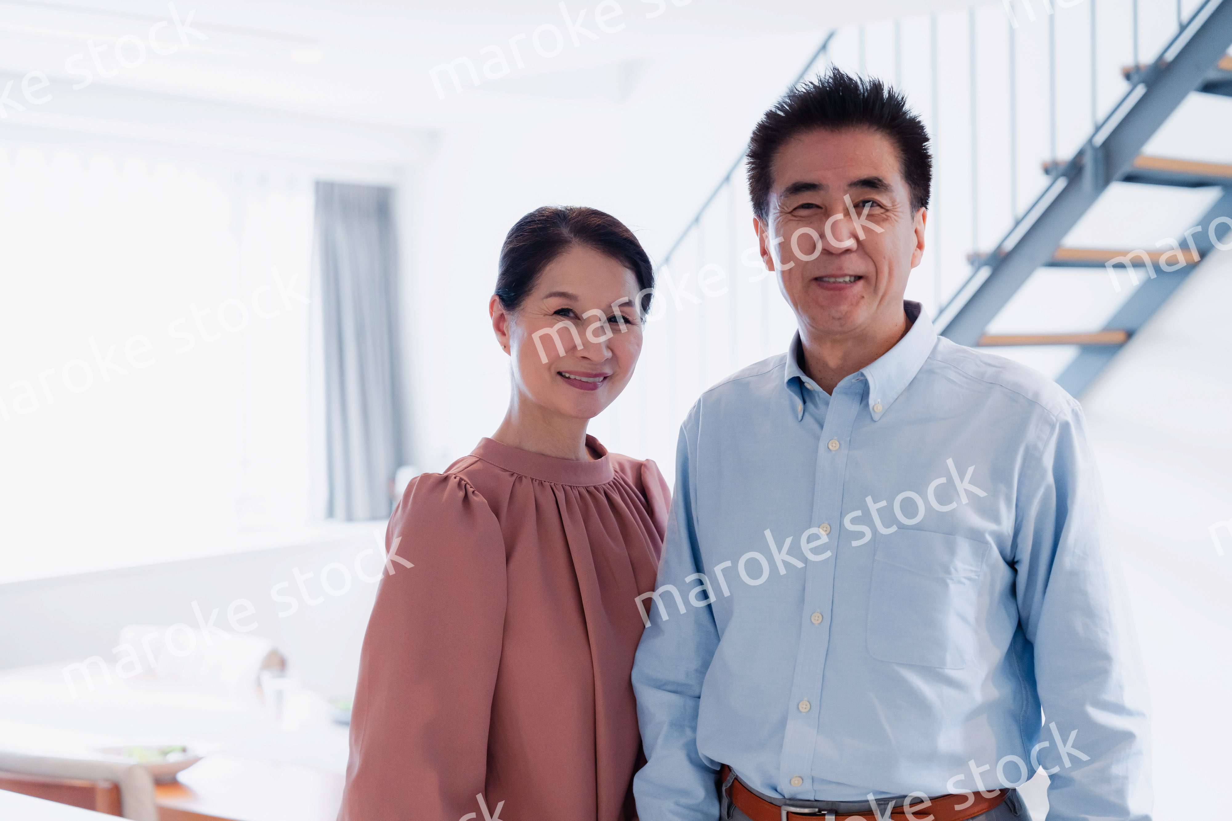 シニアライフを楽しむ高齢の夫婦