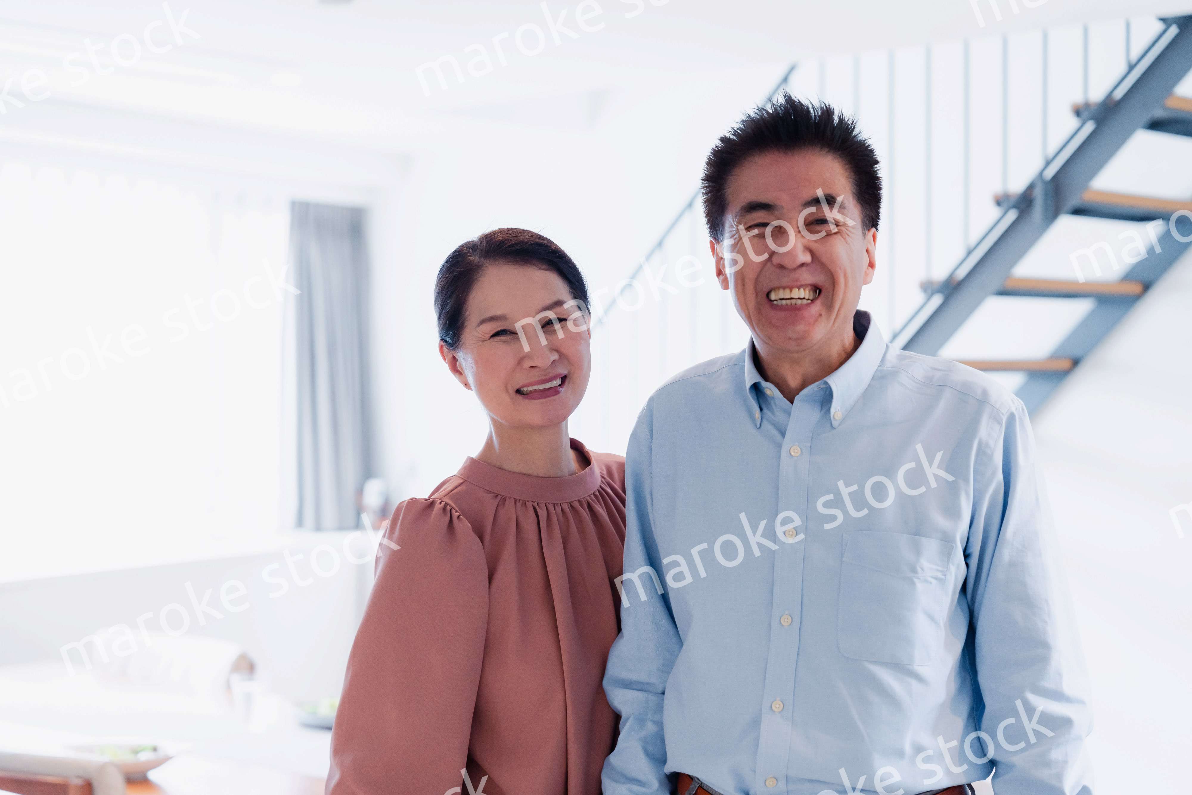 シニアライフを楽しむ高齢の夫婦