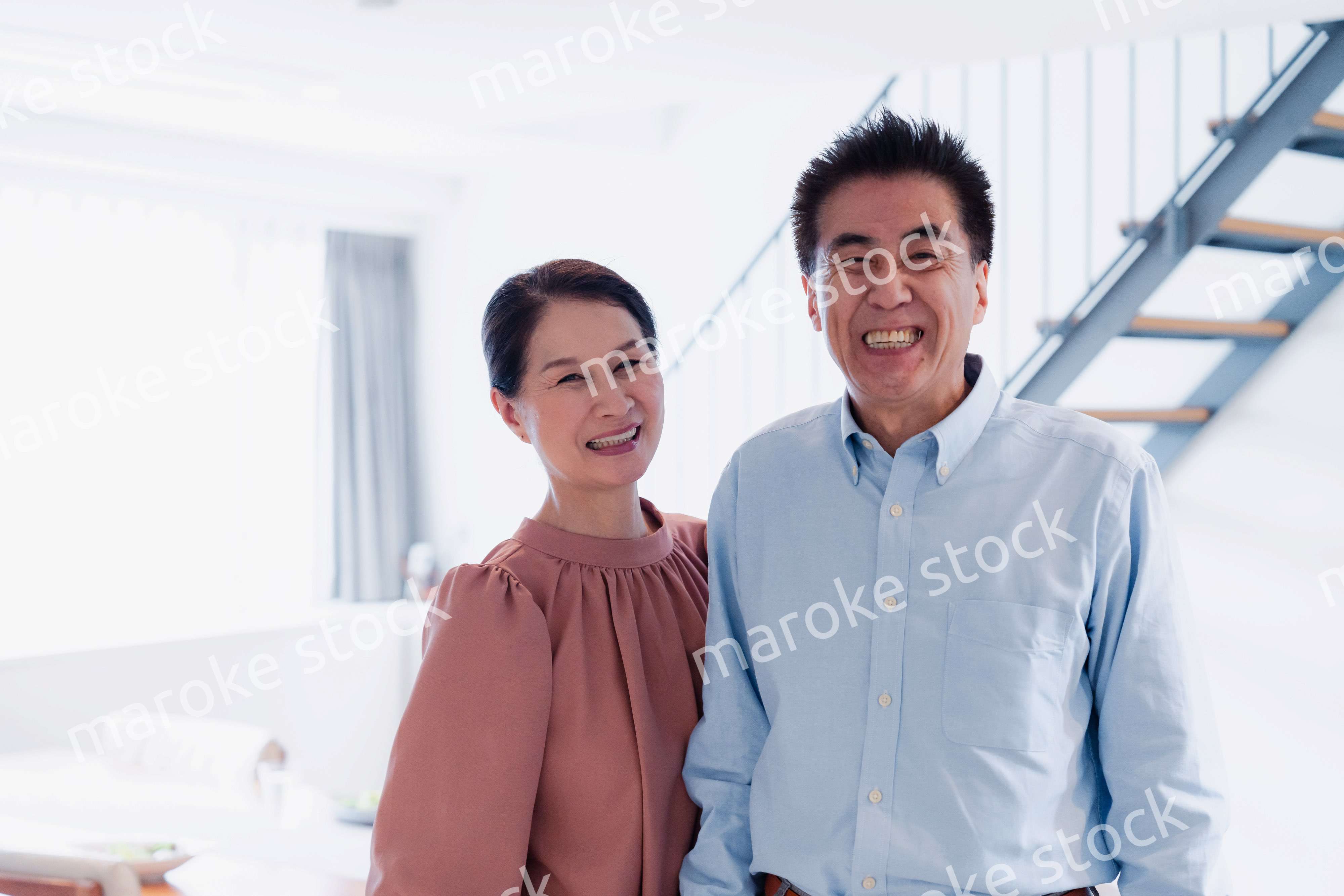 シニアライフを楽しむ高齢の夫婦