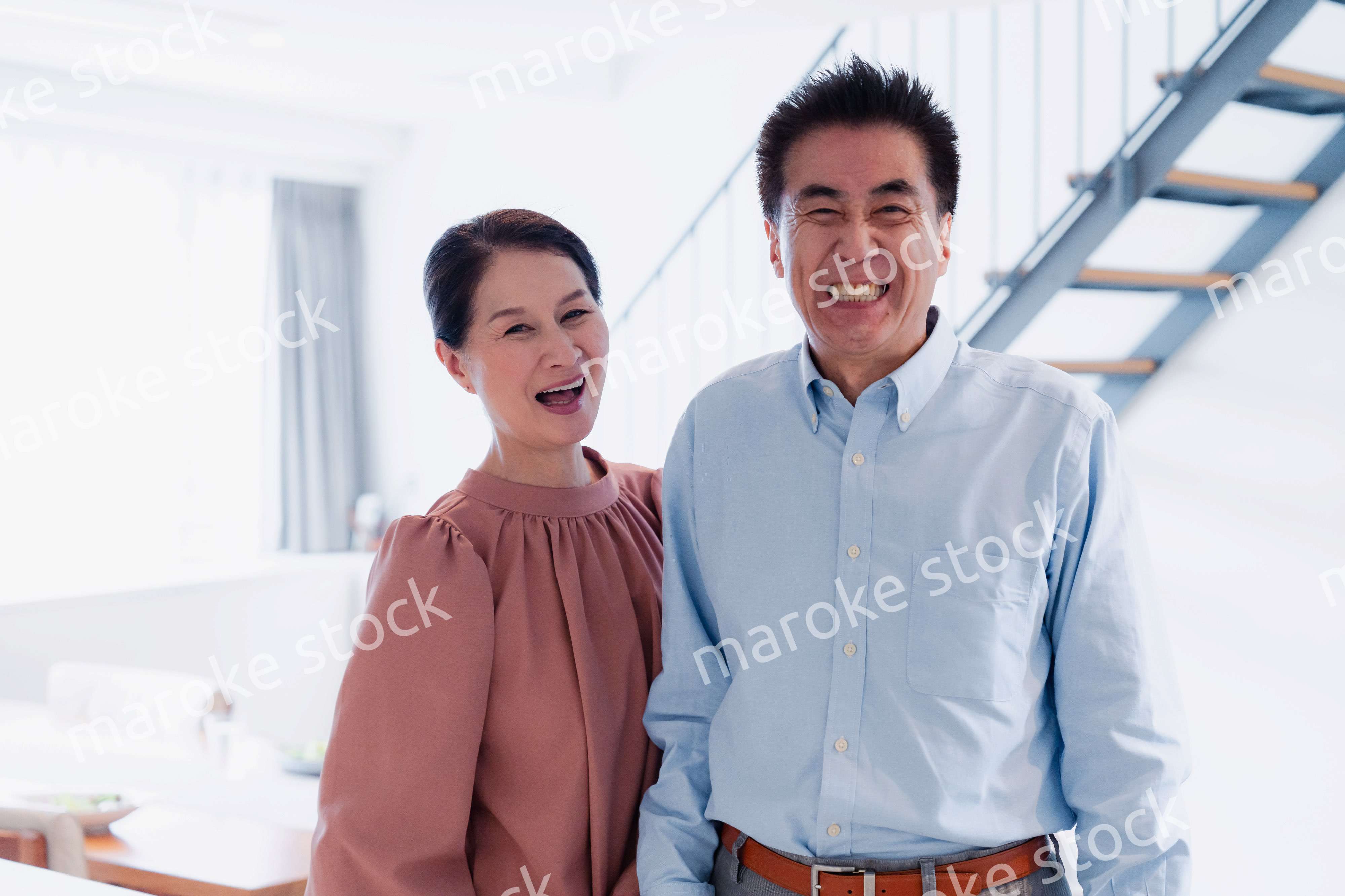 シニアライフを楽しむ高齢の夫婦