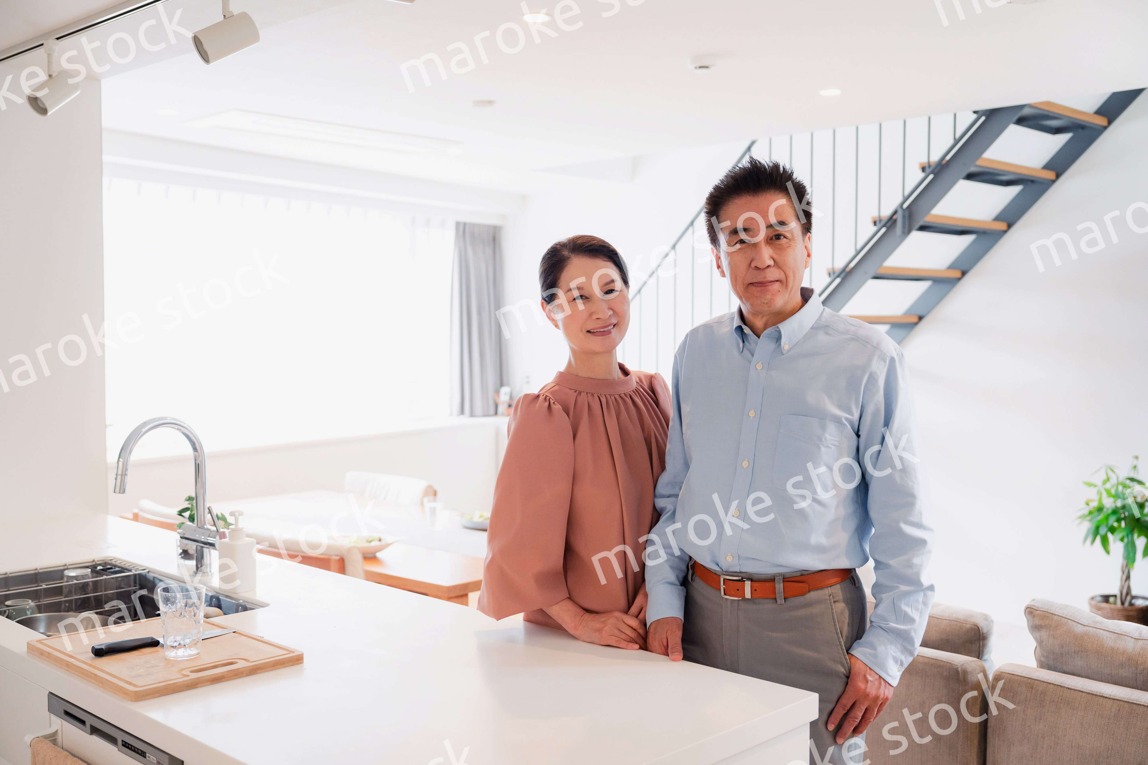 シニアライフを楽しむ高齢の夫婦