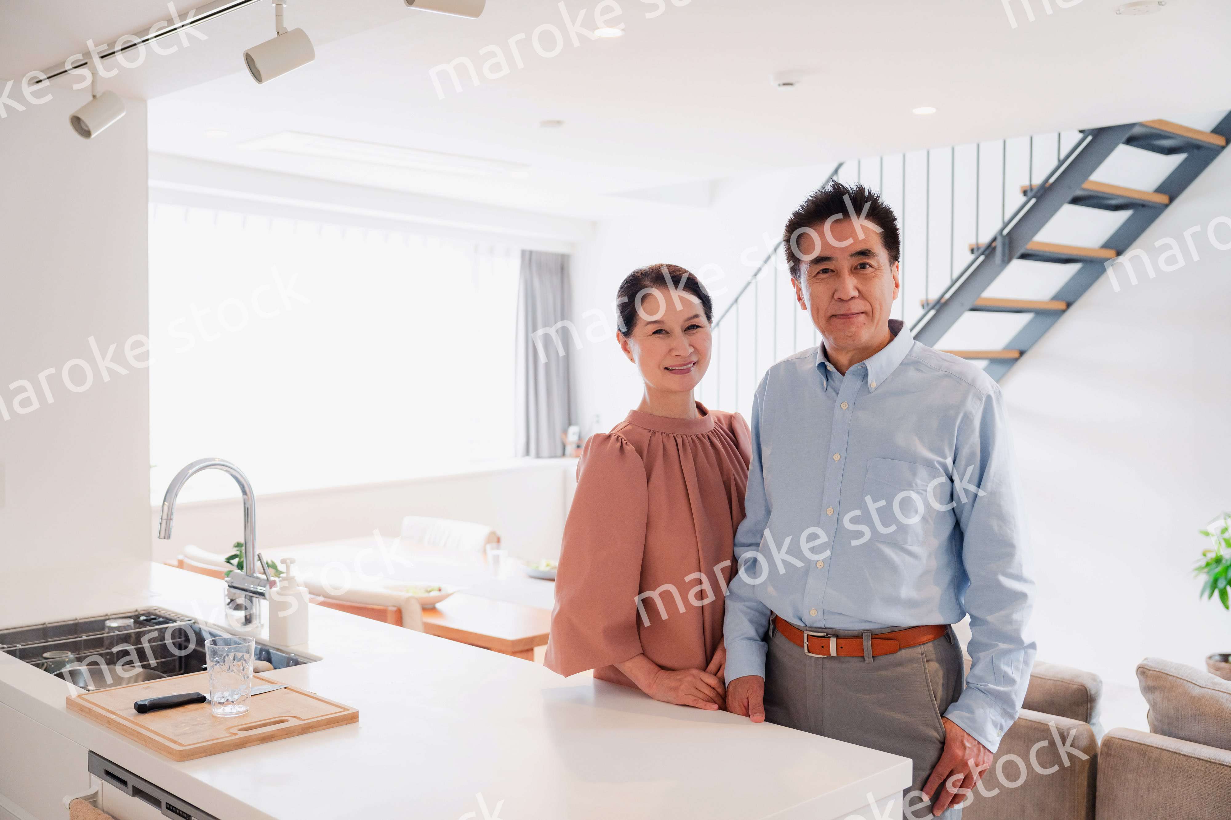 シニアライフを楽しむ高齢の夫婦