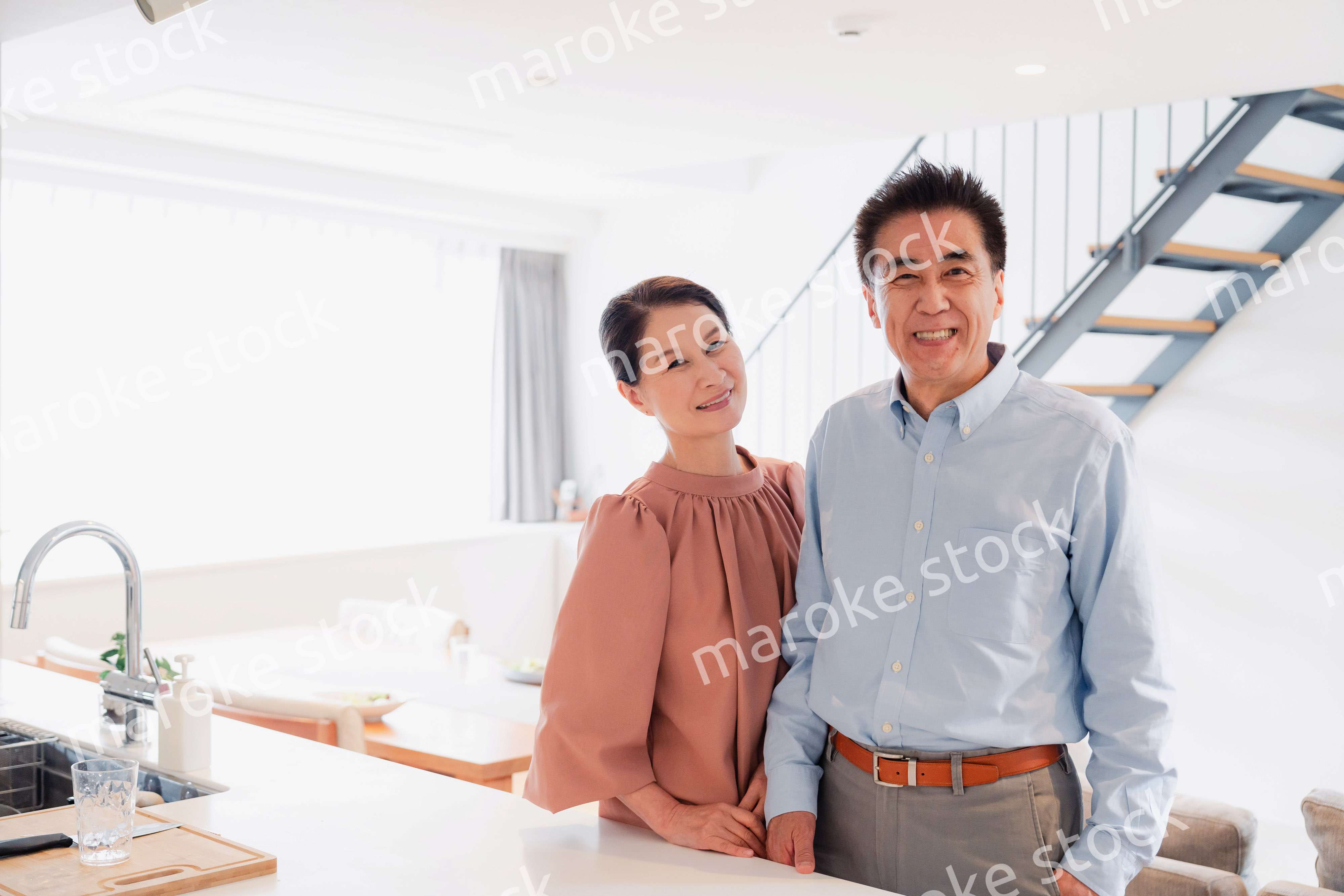 シニアライフを楽しむ高齢の夫婦