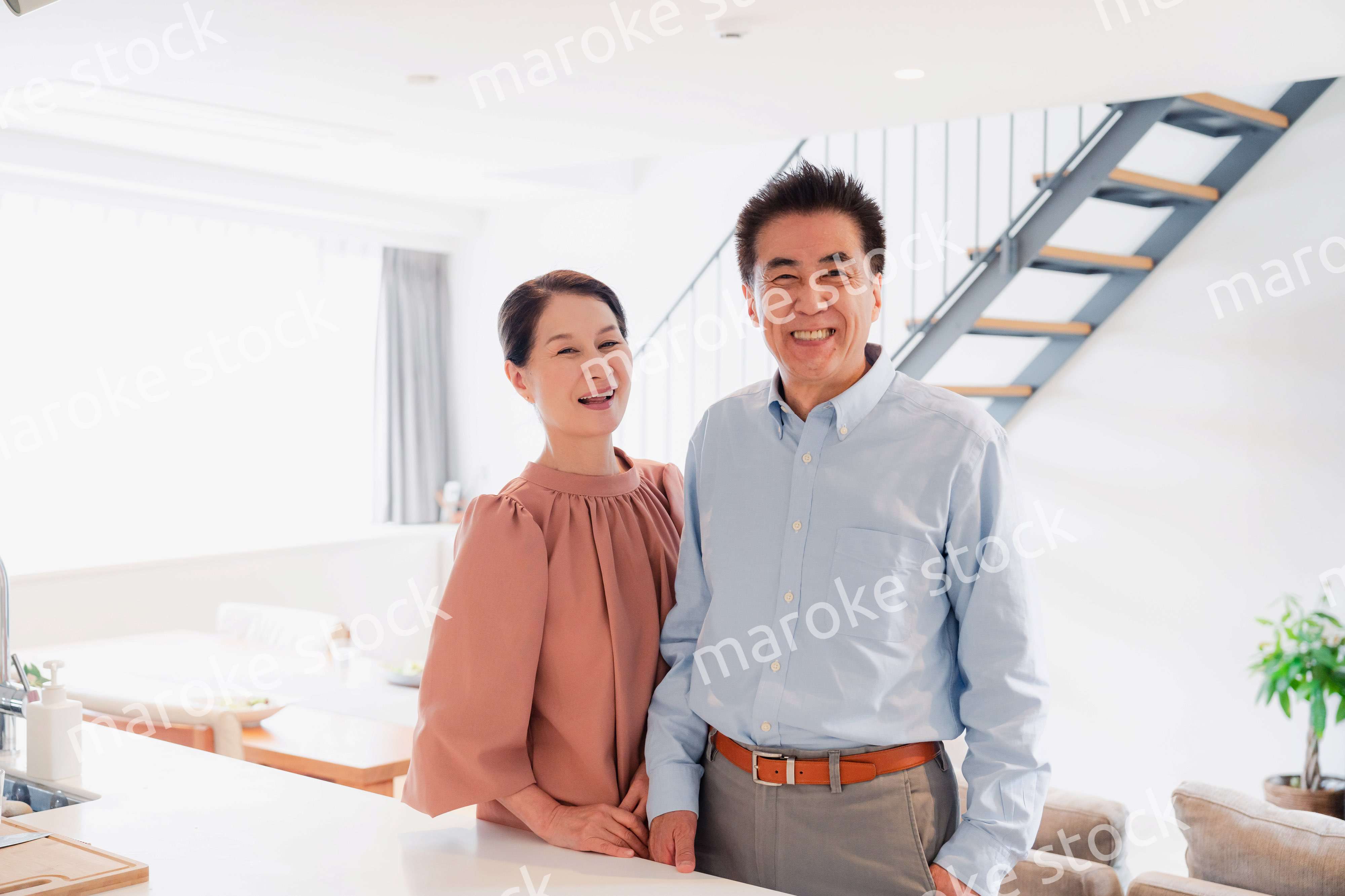 シニアライフを楽しむ高齢の夫婦