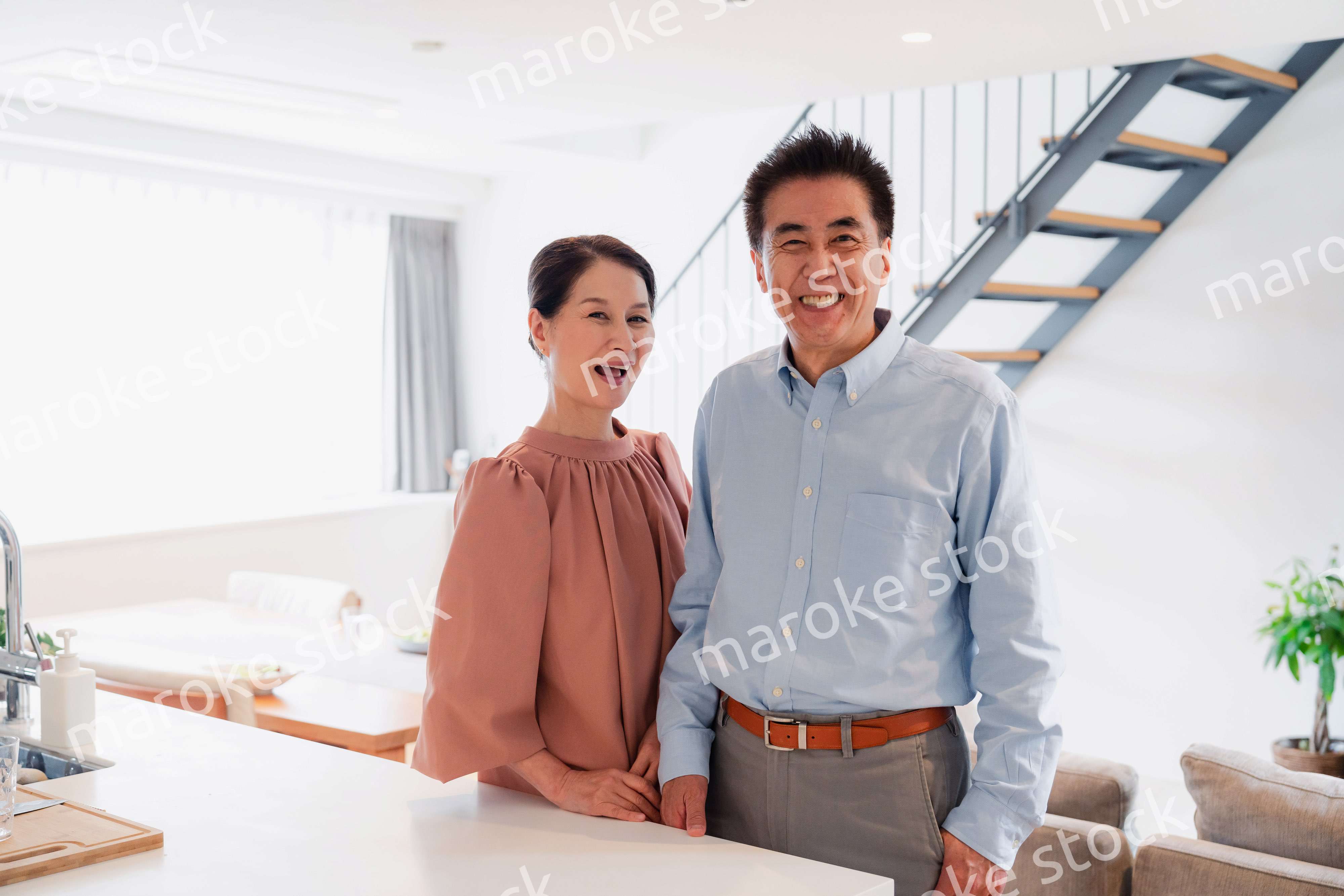 シニアライフを楽しむ高齢の夫婦