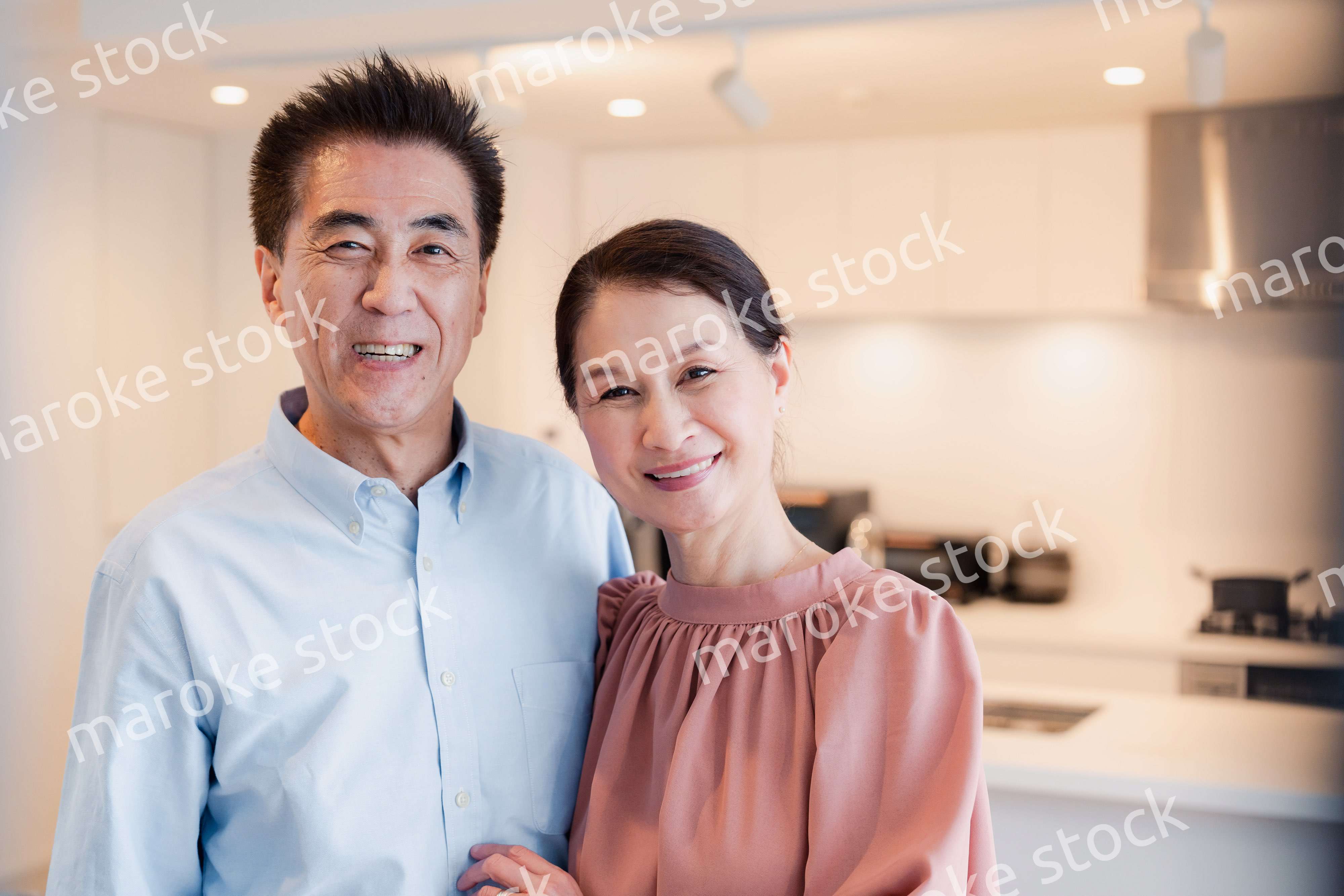 シニアライフを楽しむ高齢の夫婦