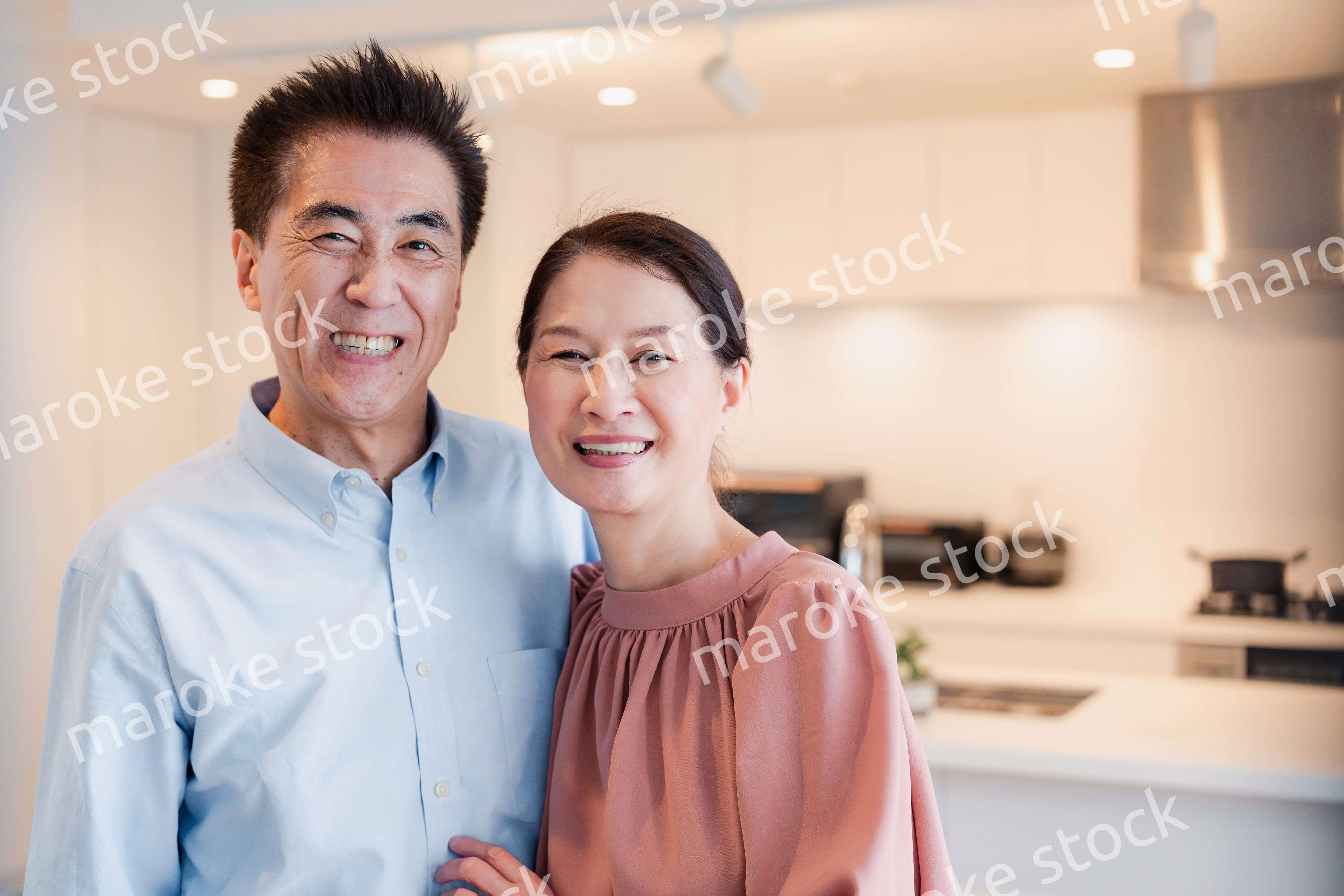 シニアライフを楽しむ高齢の夫婦