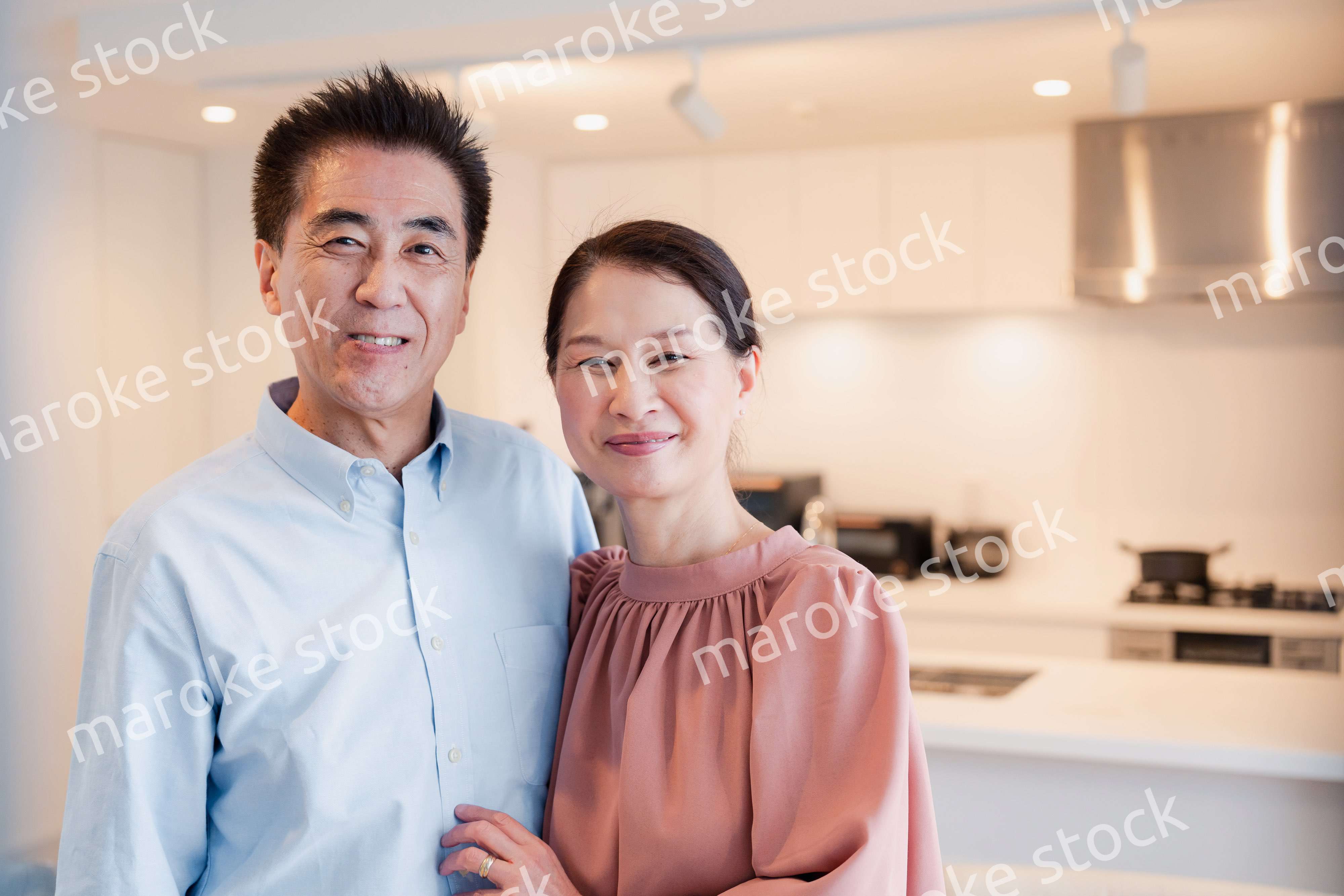 シニアライフを楽しむ高齢の夫婦