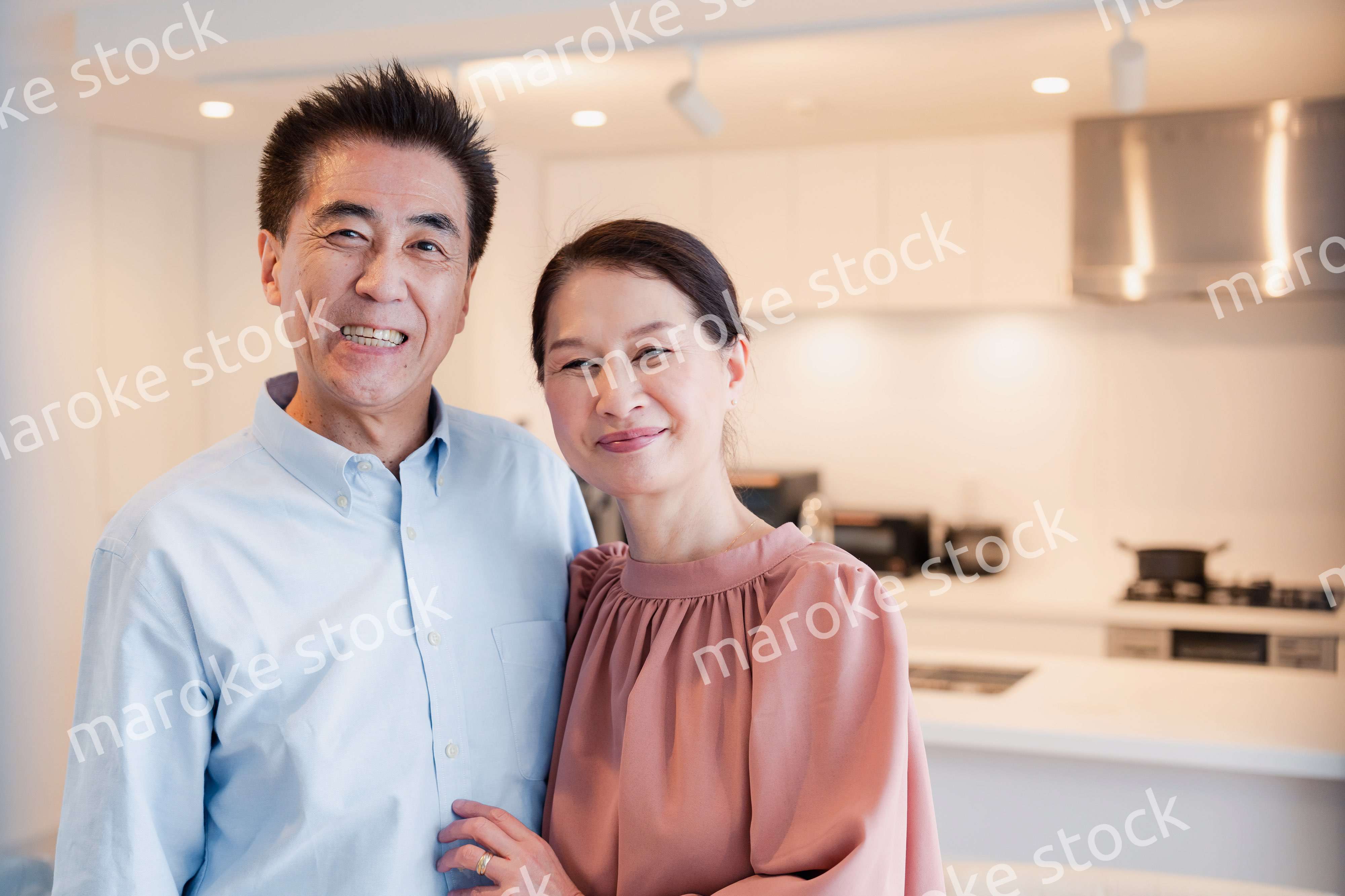 シニアライフを楽しむ高齢の夫婦