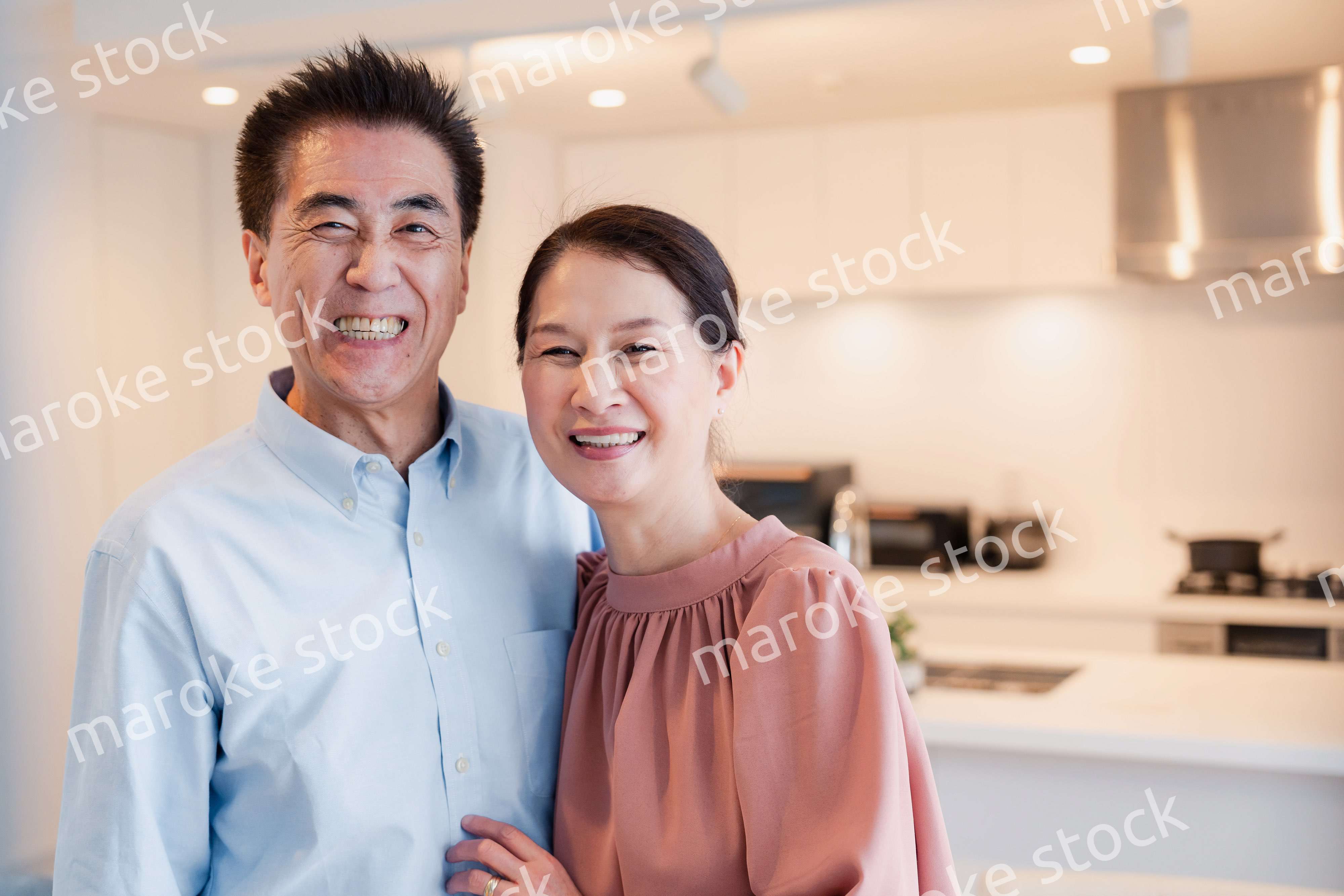 シニアライフを楽しむ高齢の夫婦