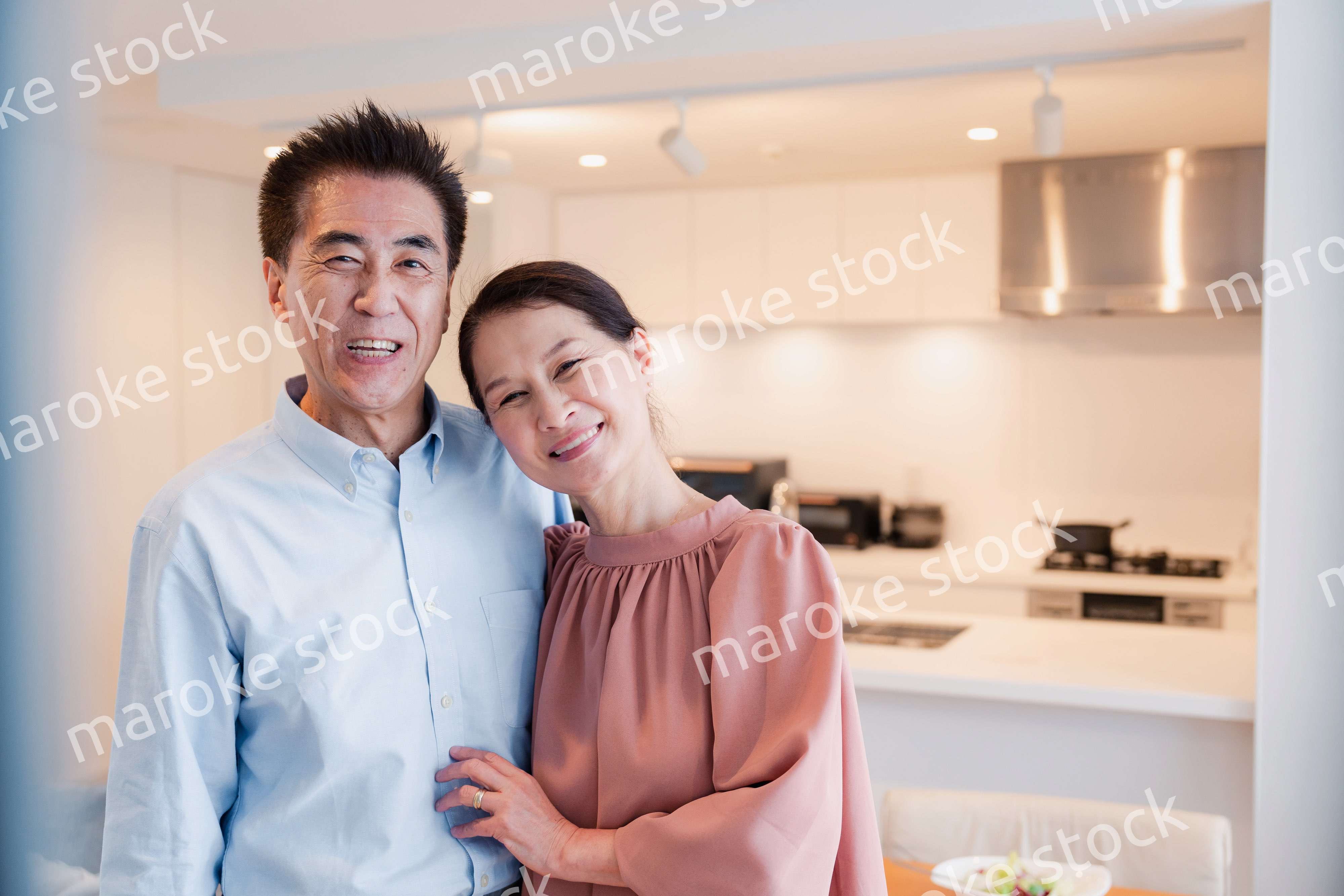 シニアライフを楽しむ高齢の夫婦