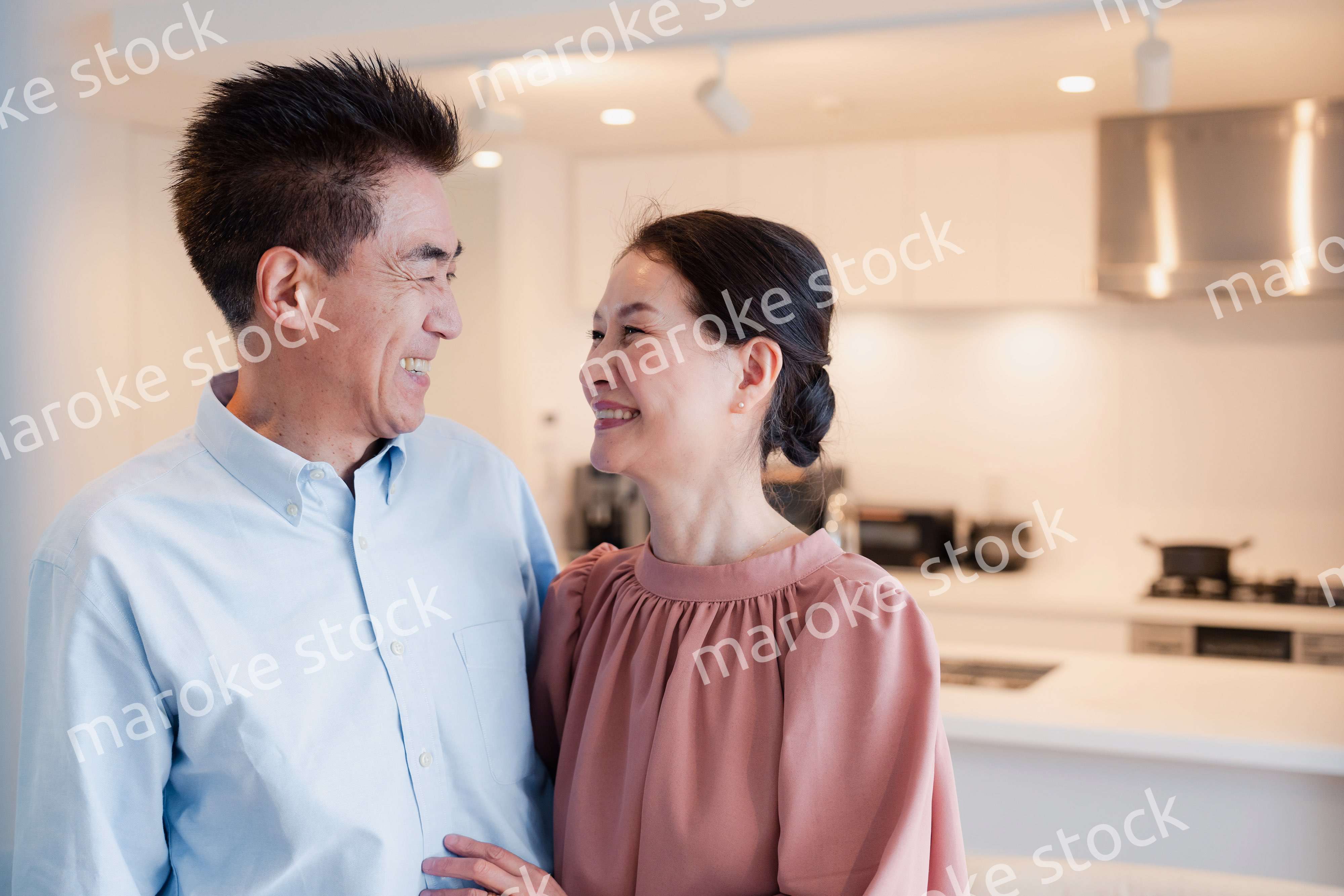 シニアライフを楽しむ高齢の夫婦