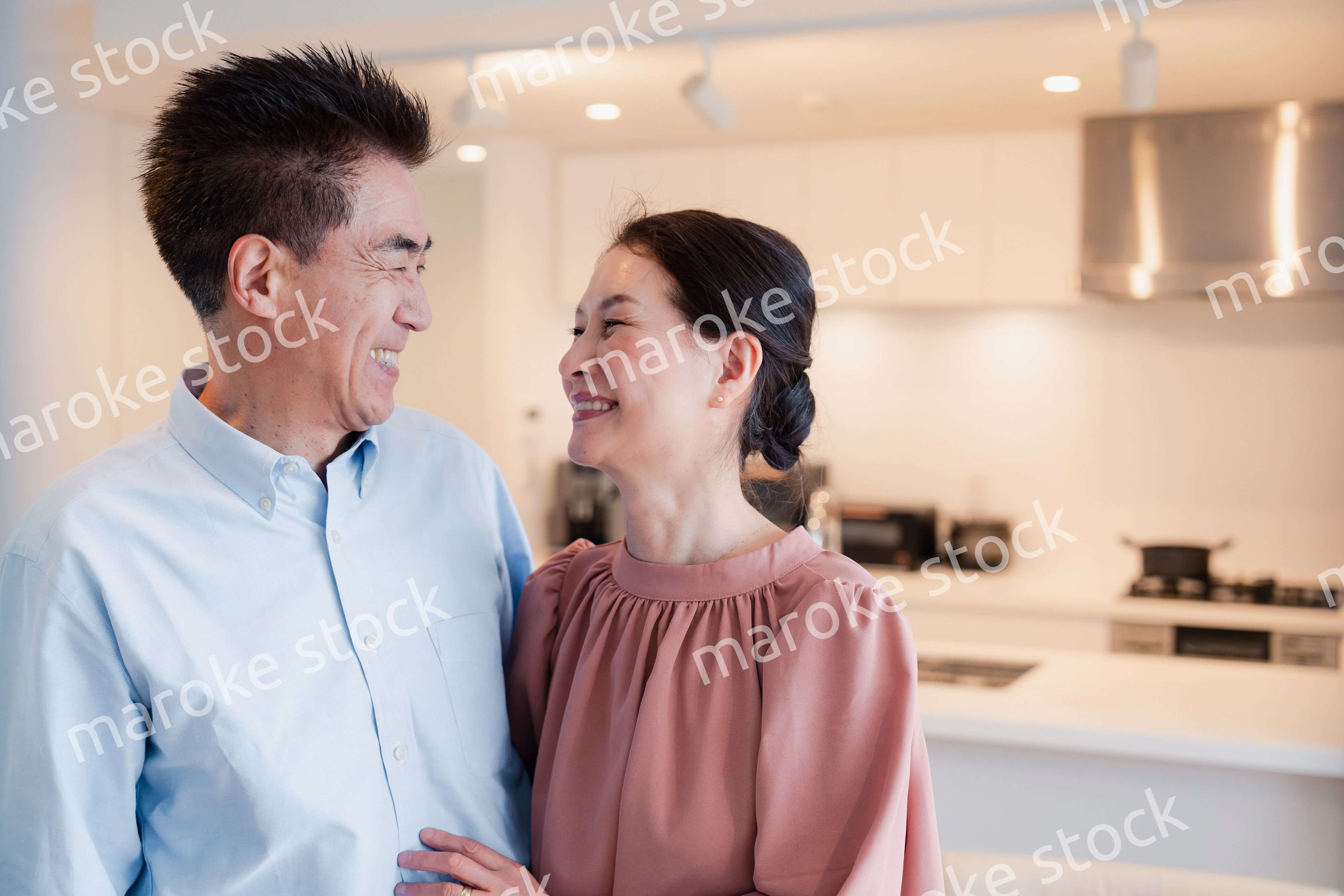 シニアライフを楽しむ高齢の夫婦